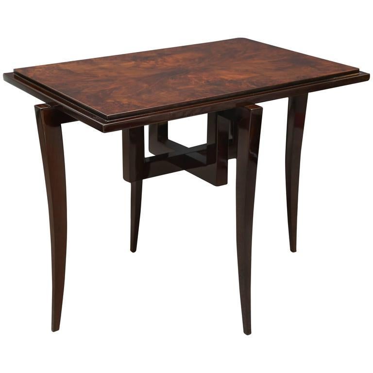 Cette table d'appoint est unique et sera une pièce maîtresse dans n'importe quelle maison. Le plateau rectangulaire est soutenu par quatre pieds allongés et incurvés. Le bas du plateau de la table comporte une pièce supplémentaire, composée