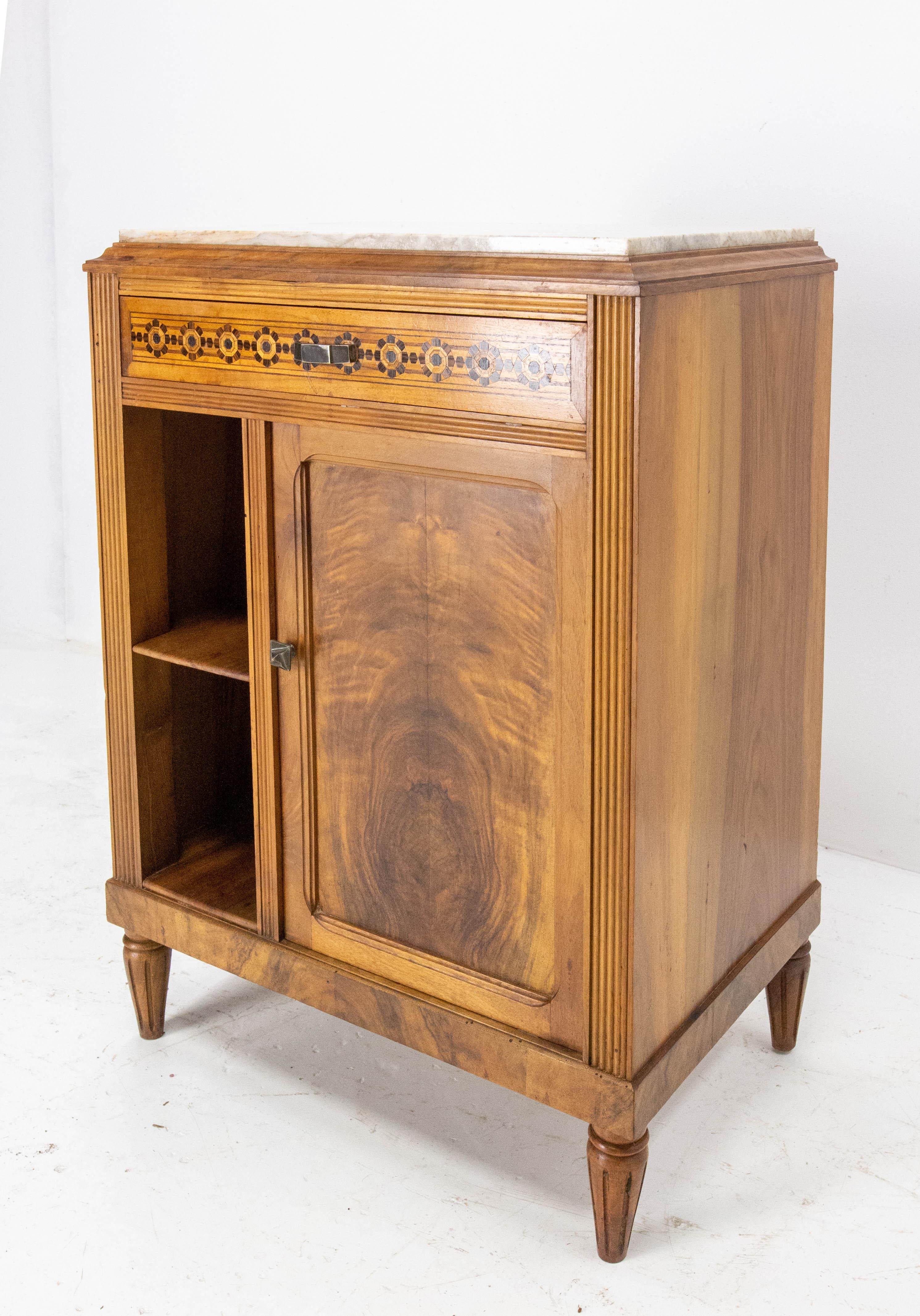 Art Deco side or end table, or bed side table,
Chestnut and marble
One drawer, one door and one open part
Marquetry on the drawer
French 1930
Good condition

Shipping:
L55.5 P38 H78 cm 24kg.
 