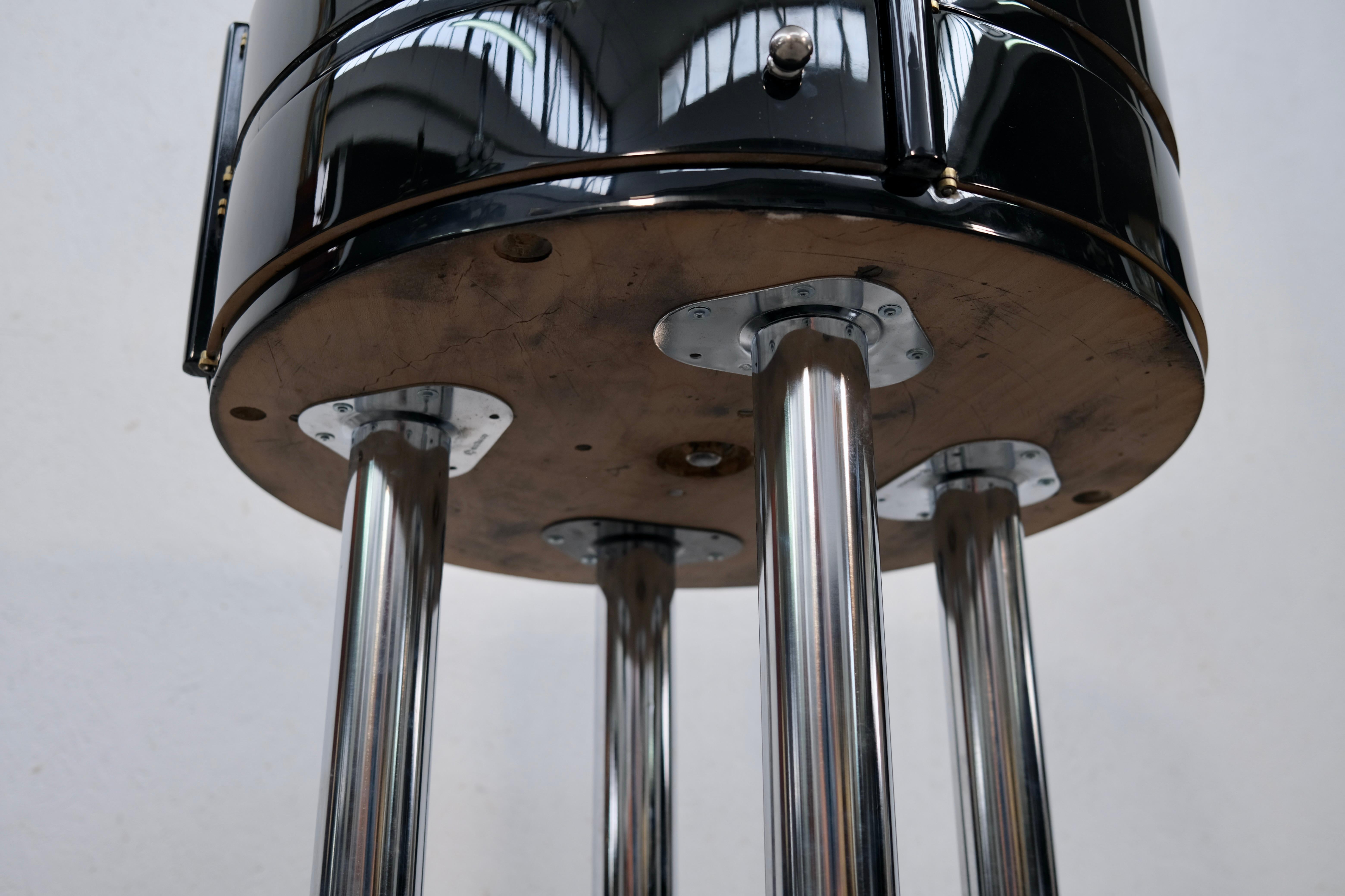 Table d'appoint Art déco française avec 8 tiroirs pivotants en laque noire, vers 1930 en vente 1