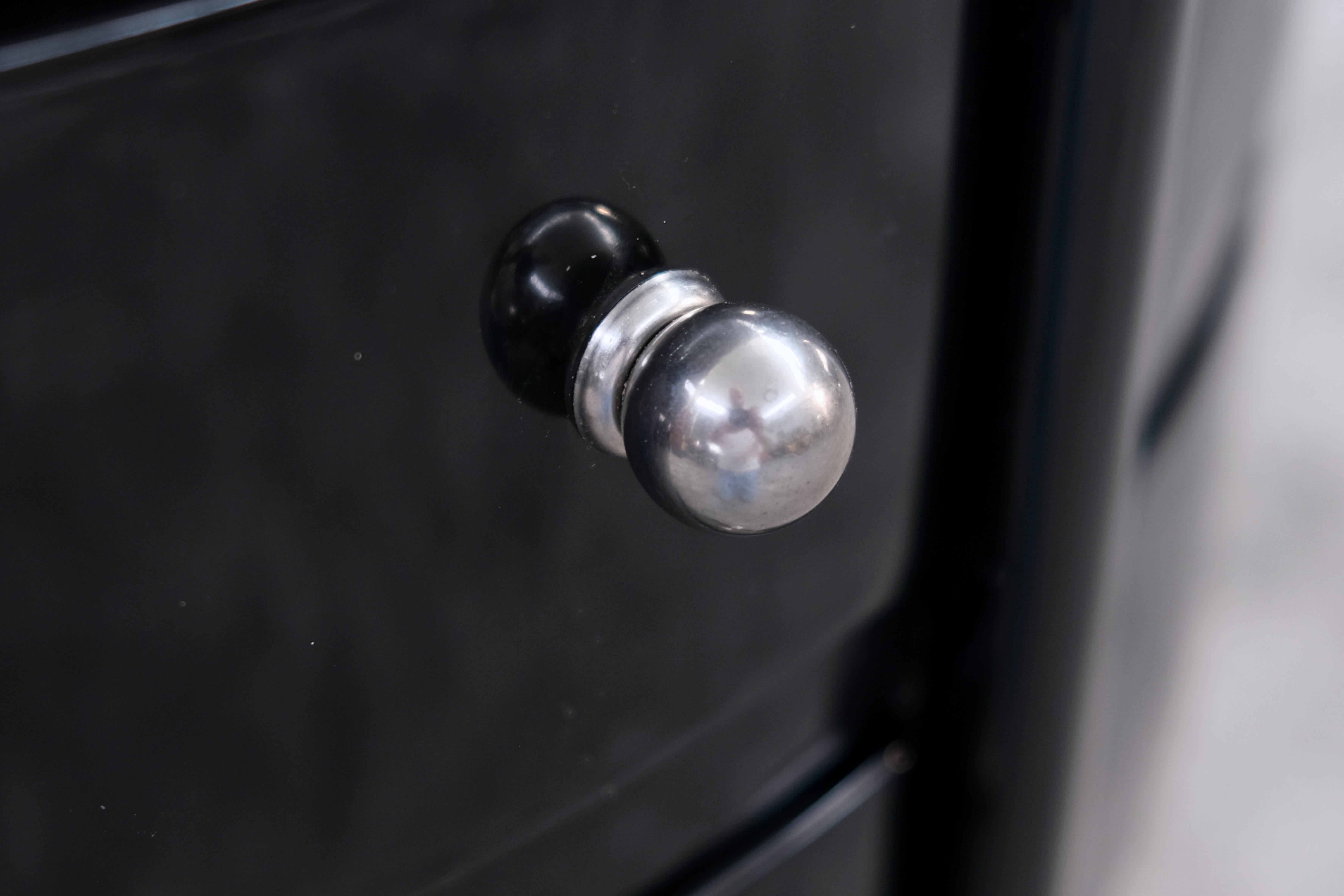 Table d'appoint Art déco française avec 8 tiroirs pivotants en laque noire, vers 1930 en vente 2