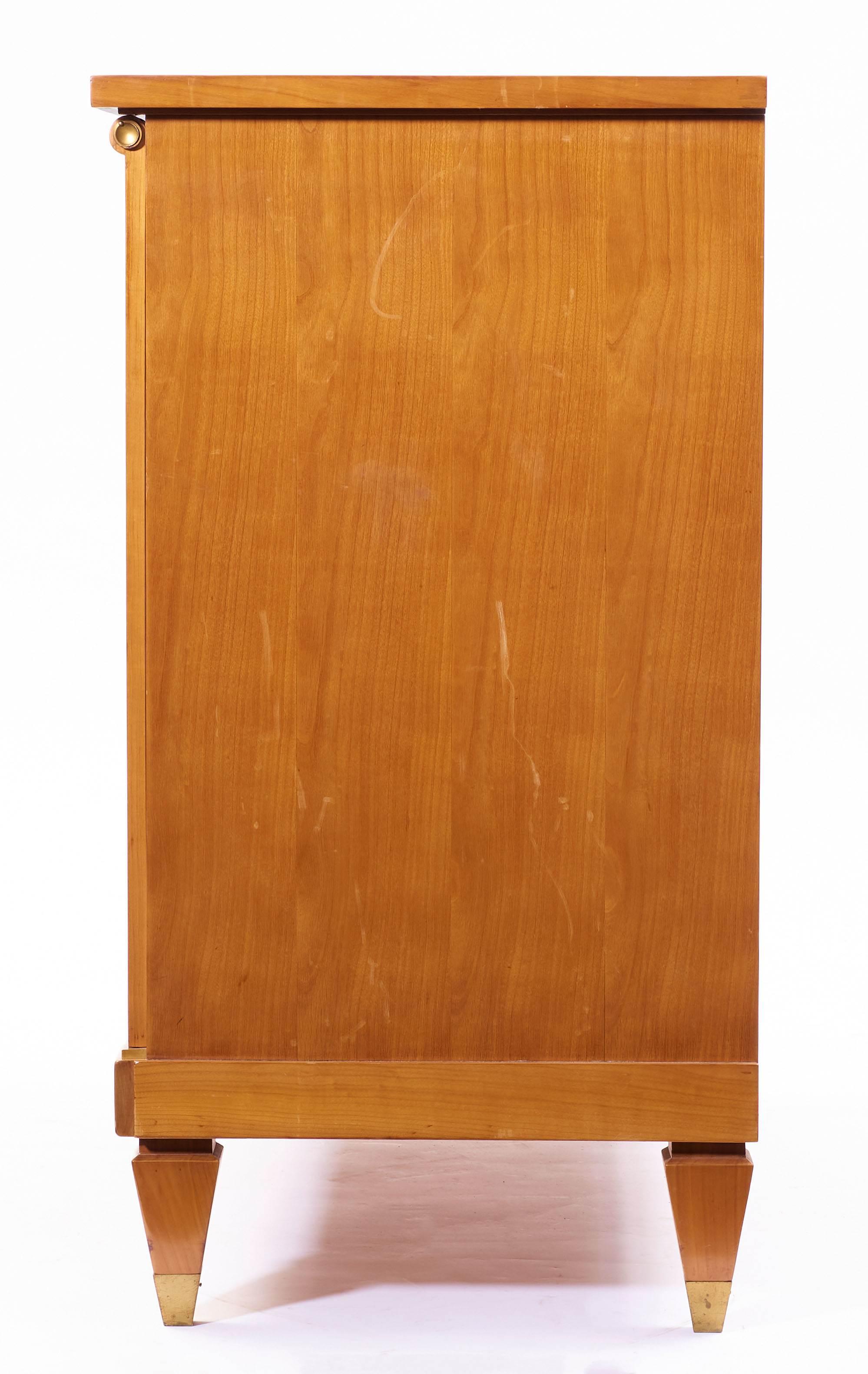 Französisches Art Deco Sideboard / Buffet aus Kirschholz von Maurice Rinck

Maurice RINCK (1902-1983).

Anrichte aus Kirschbaumfurnier mit zwei Türen. Die Pfosten sind in klassizistischen Pilastern eingefasst. Er ruht auf sechs ummantelten Füßen.