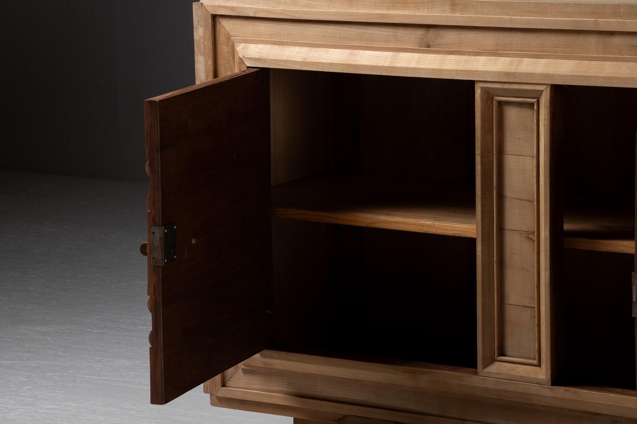 French Art Deco Sideboard, Carved Oak, France, 1940s In Good Condition For Sale In Kaštel Sućurac, Splitsko-dalmatinska županija