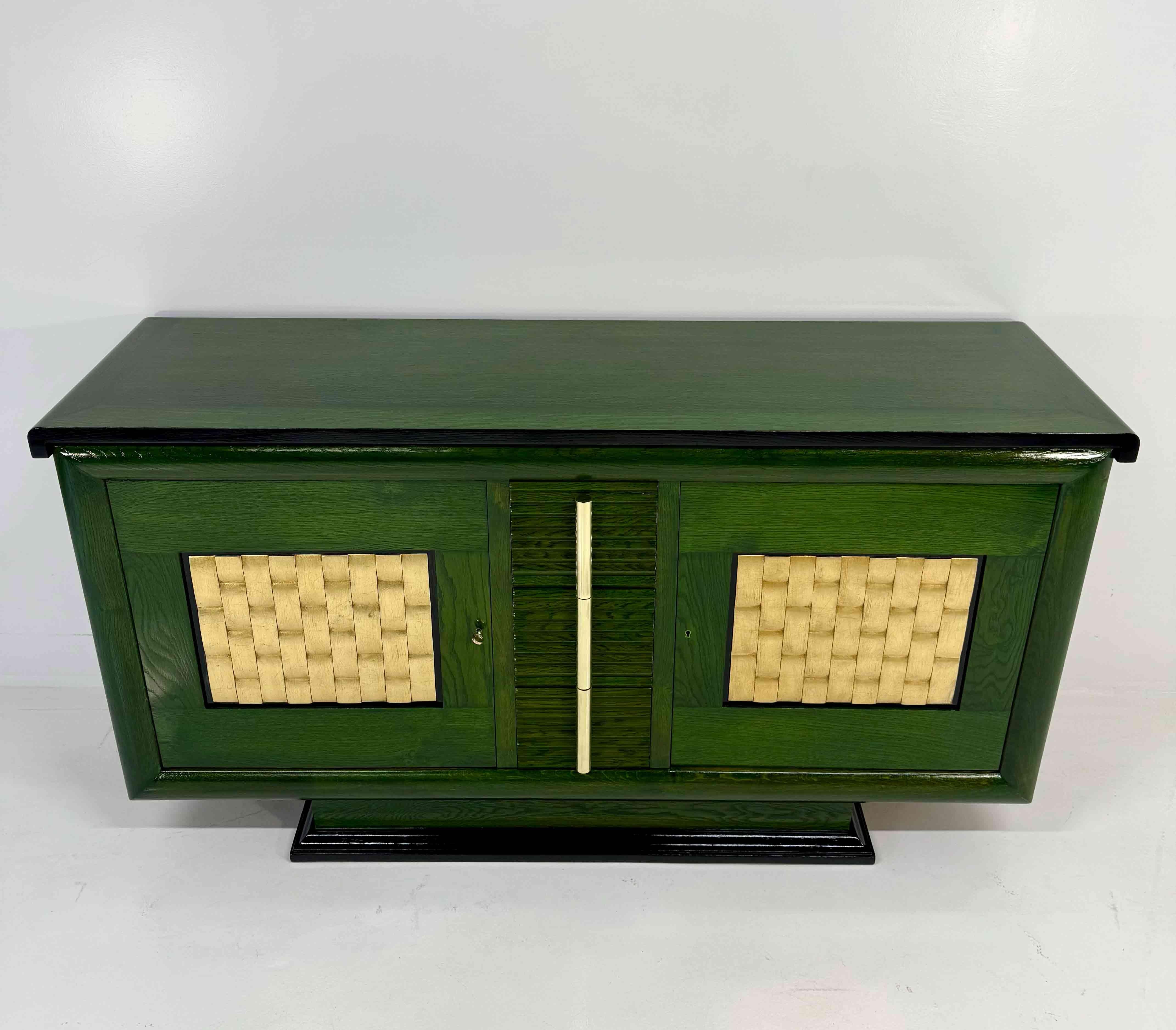 Französisches Art-Déco-Sideboard mit grünen Anilin- und Blattgoldtafeln, 1930er Jahre (Art déco) im Angebot