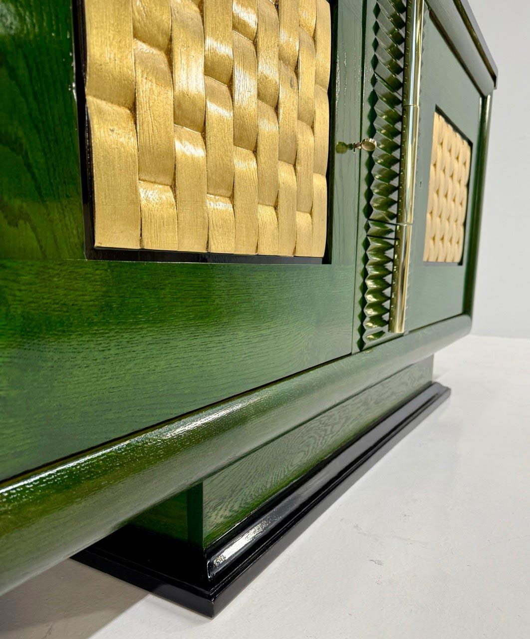 Französisches Art-Déco-Sideboard mit grünen Anilin- und Blattgoldtafeln, 1930er Jahre (Messing) im Angebot