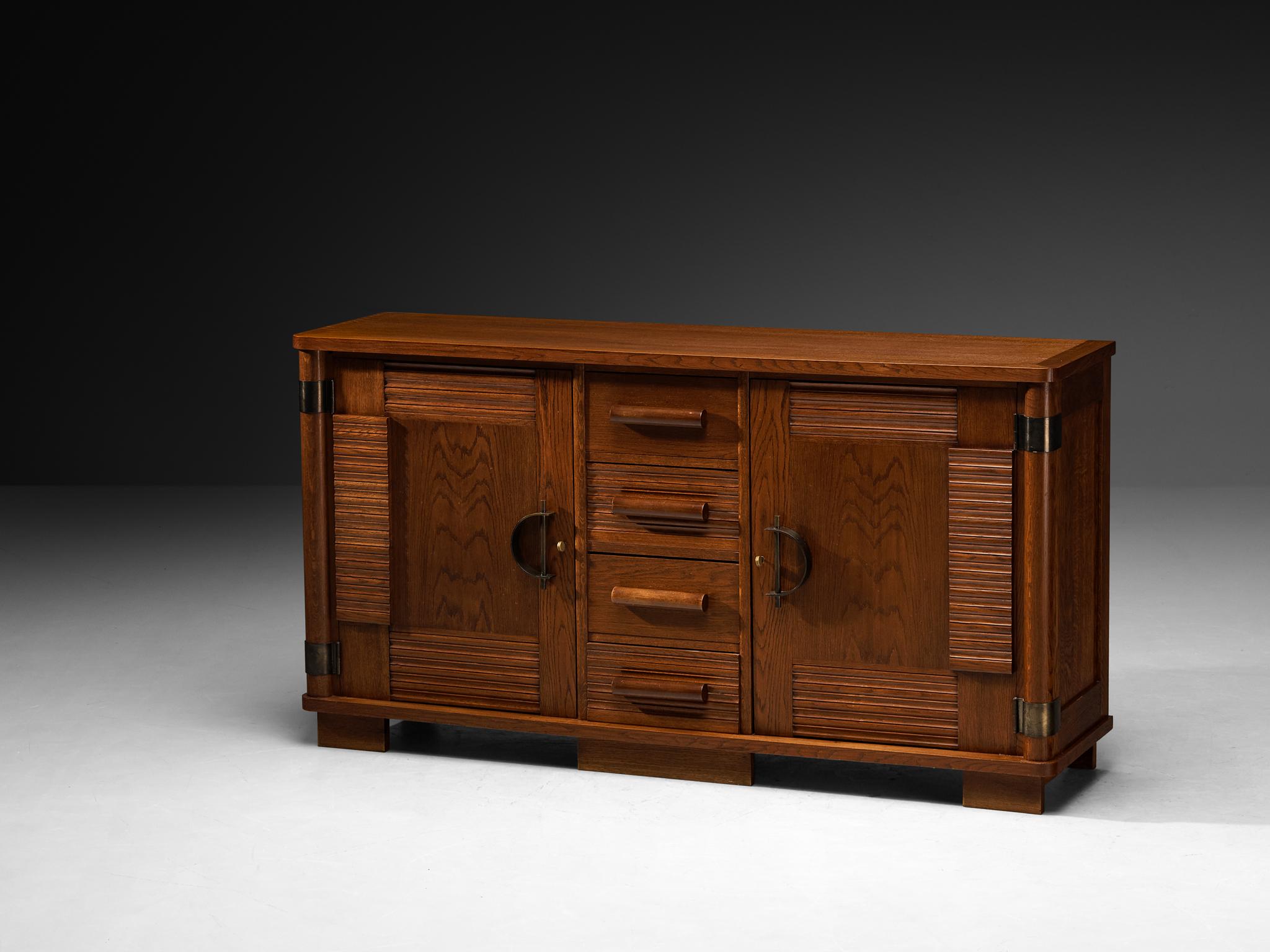 French Art Deco Sideboard in Oak and Brass Detailing mediados del siglo XX en venta
