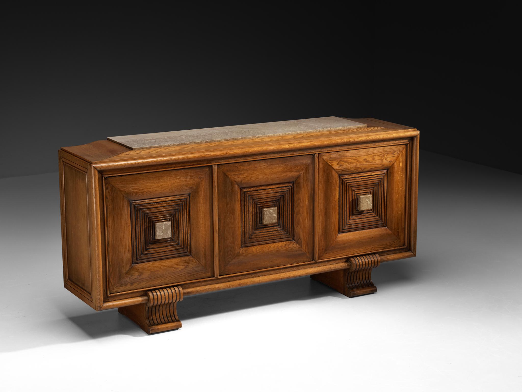 Sideboard, Eiche, Stein, Frankreich, 1930er Jahre

Dieses französische Sideboard aus den 1930er Jahren zeichnet sich durch seine raffinierte Handwerkskunst und sein starkes geometrisches Erscheinungsbild aus. Die drei aus Eichenholz gefertigten