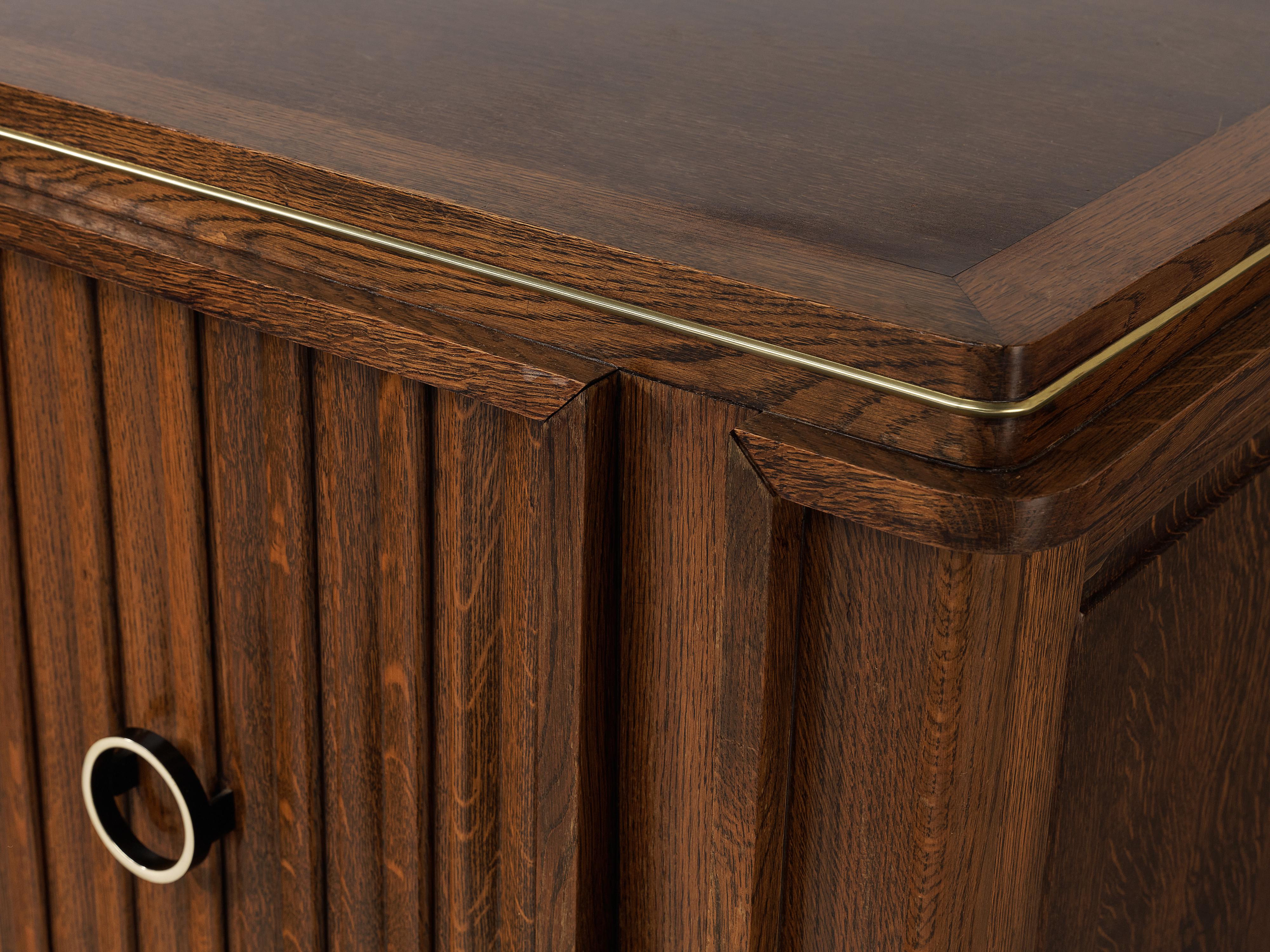 Französisches Sideboard des späten Art déco aus massiver Eiche und Messingdetails 4