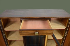 Buffet Art déco français, ébène de Macassar et laiton, vitrine en verre, années 1930