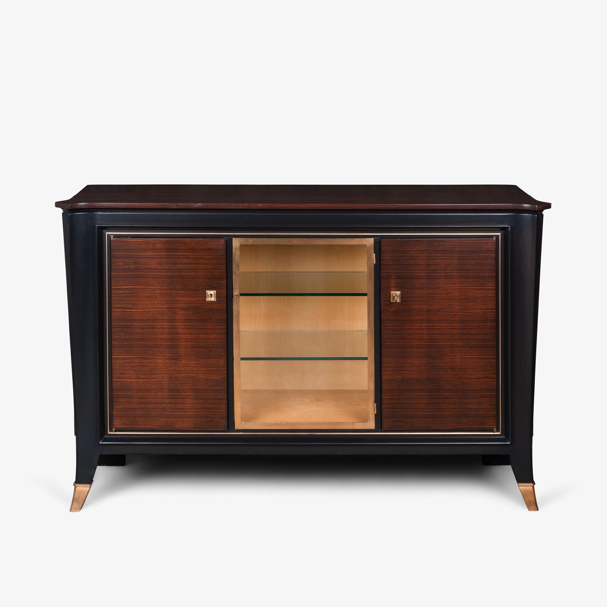 Il design Art Deco francese è spesso considerato l'apice del lusso e dell'estetica raffinata. Definiti da proporzioni impeccabili e dall'uso di materiali pregiati, i pezzi di quest'epoca continuano ad affascinare collezionisti e
