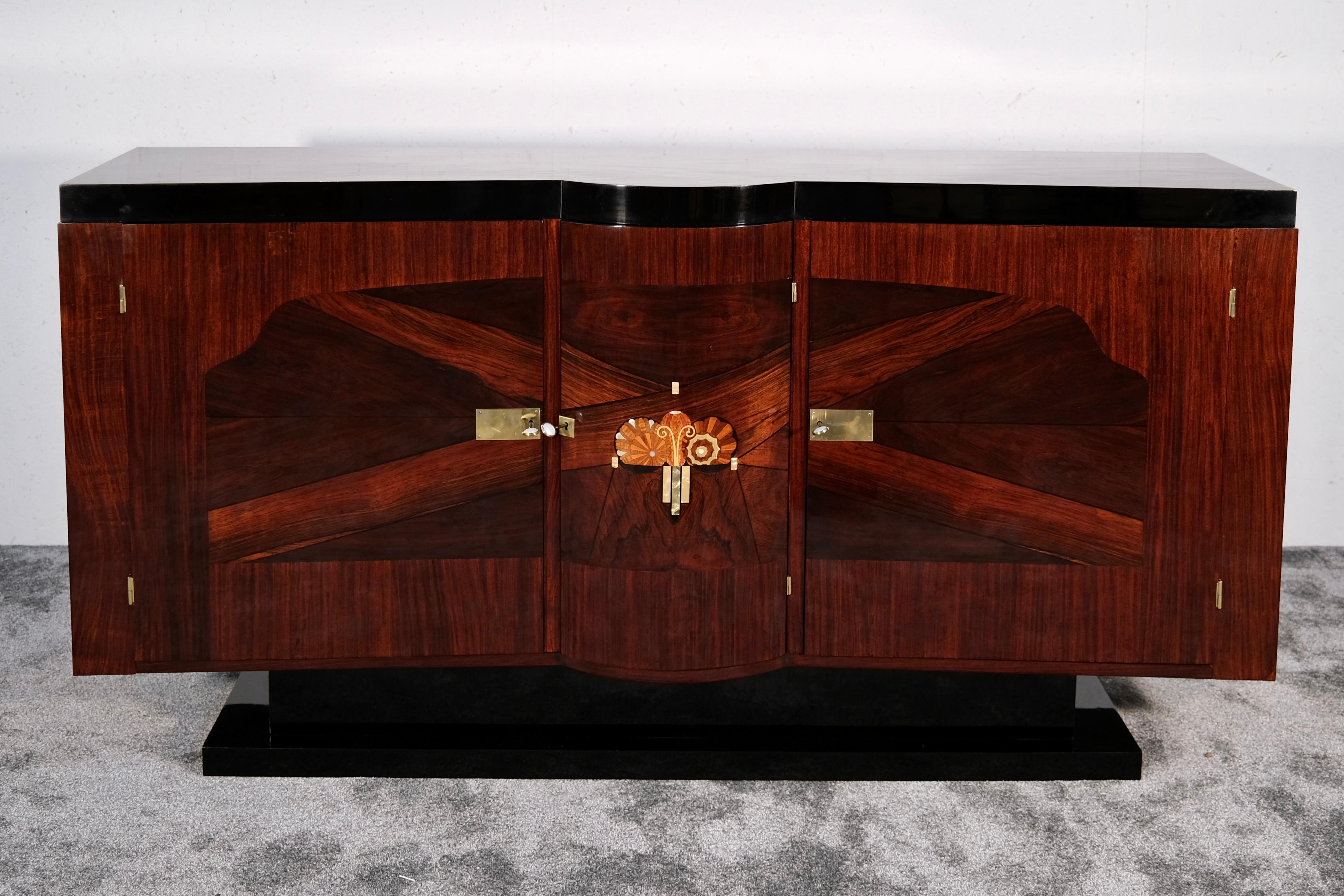 Questa squisita credenza Art Decor francese, risalente agli anni '30, è un capolavoro delle arti decorative dell'inizio del XX secolo, che colpisce sia per la silhouette che per l'artigianato. Il suo frontale curvo verso l'interno lo distingue: un