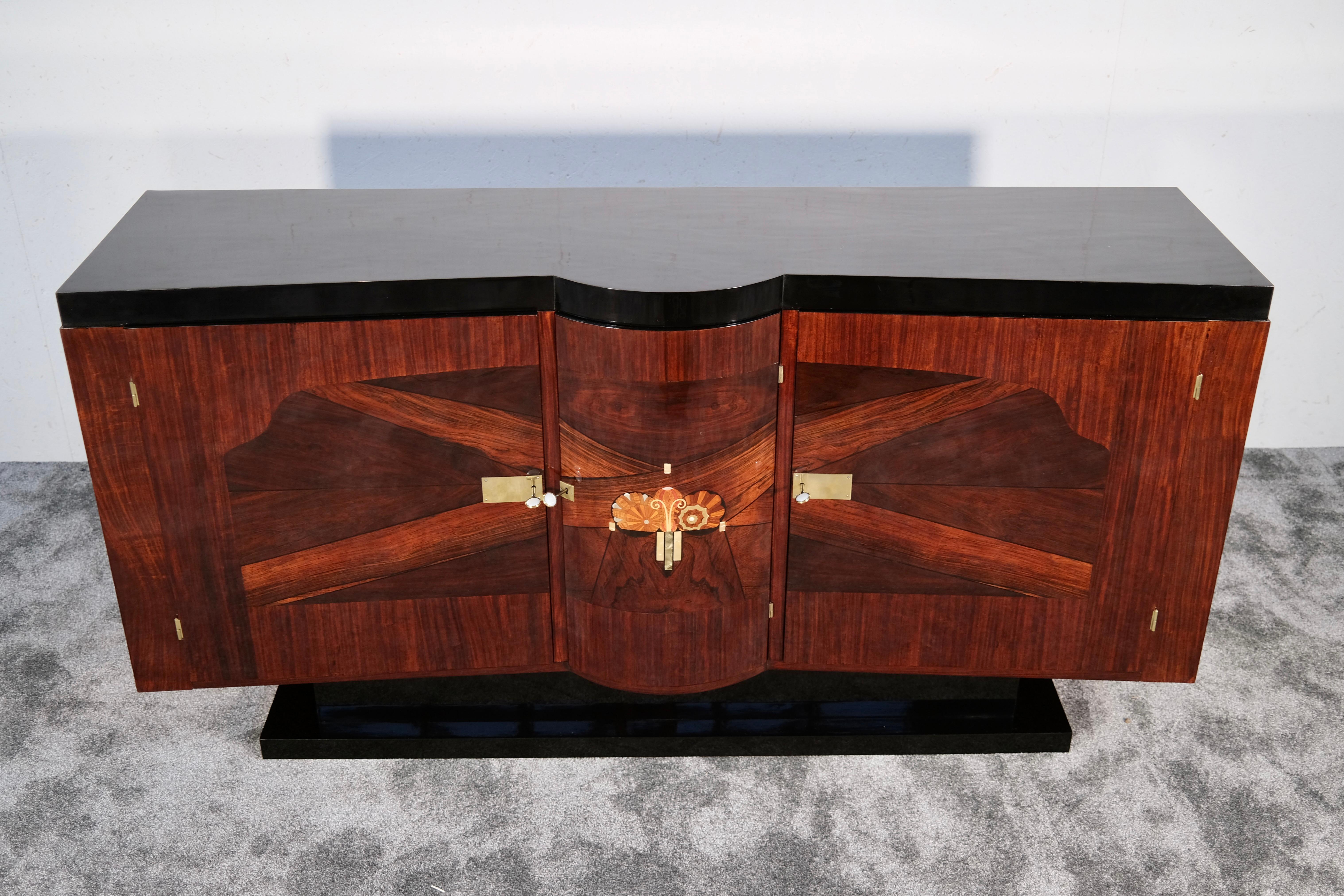 Francese Credenza francese Art Déco con intarsio floreale e fronte curvo verso l'interno, anni '30 in vendita