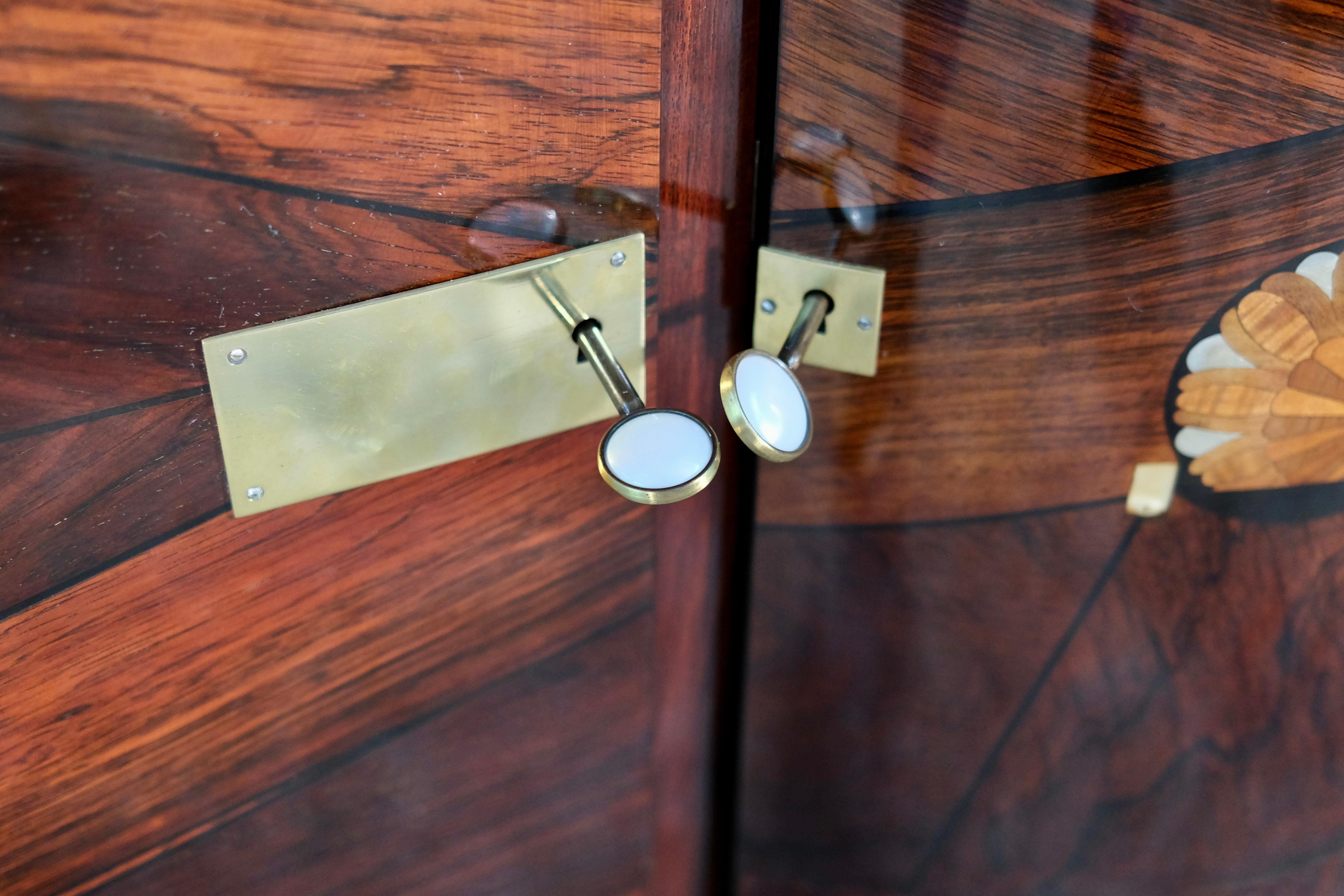 Annerito Credenza francese Art Déco con intarsio floreale e fronte curvo verso l'interno, anni '30 in vendita