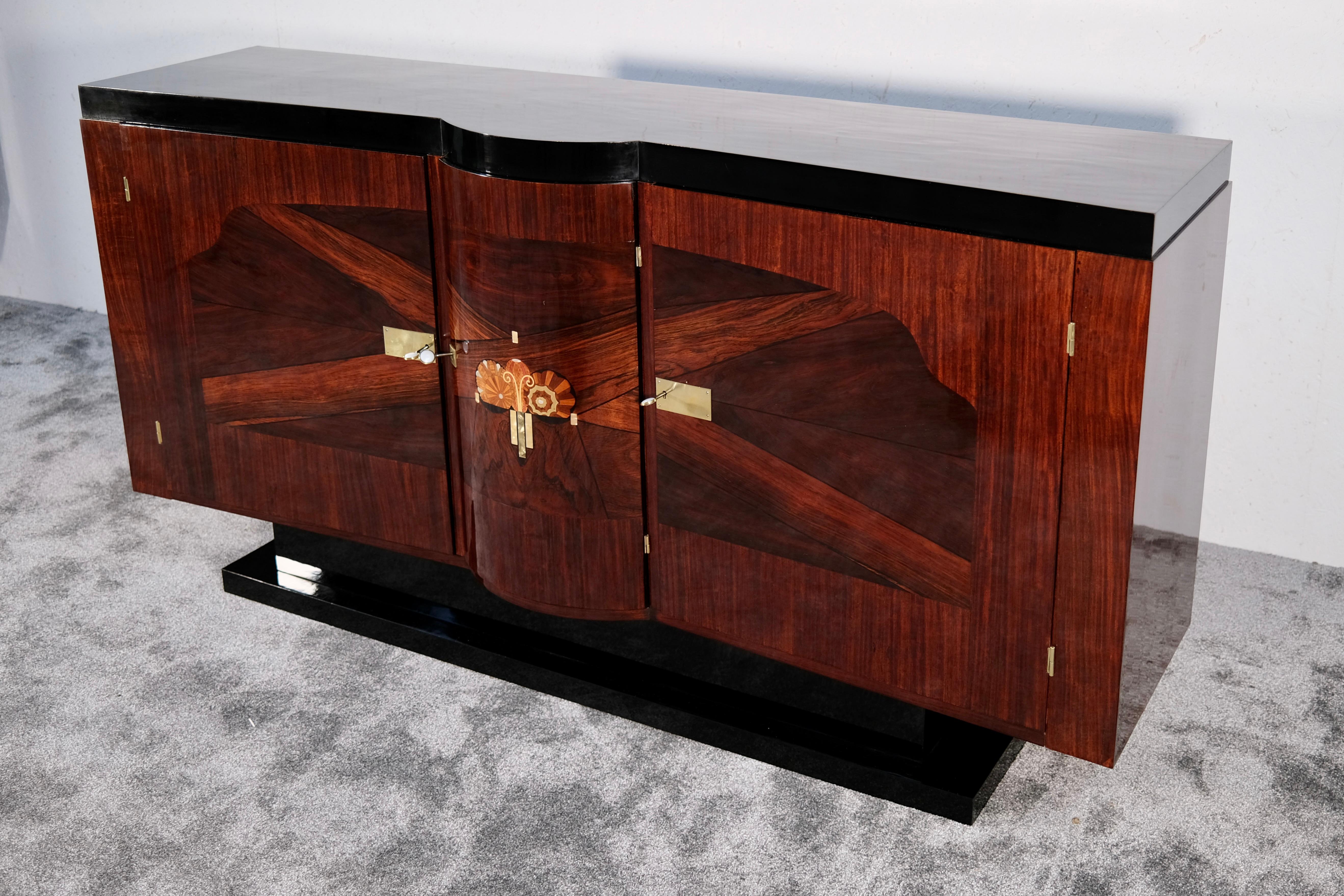Credenza francese Art Déco con intarsio floreale e fronte curvo verso l'interno, anni '30 in vendita 1