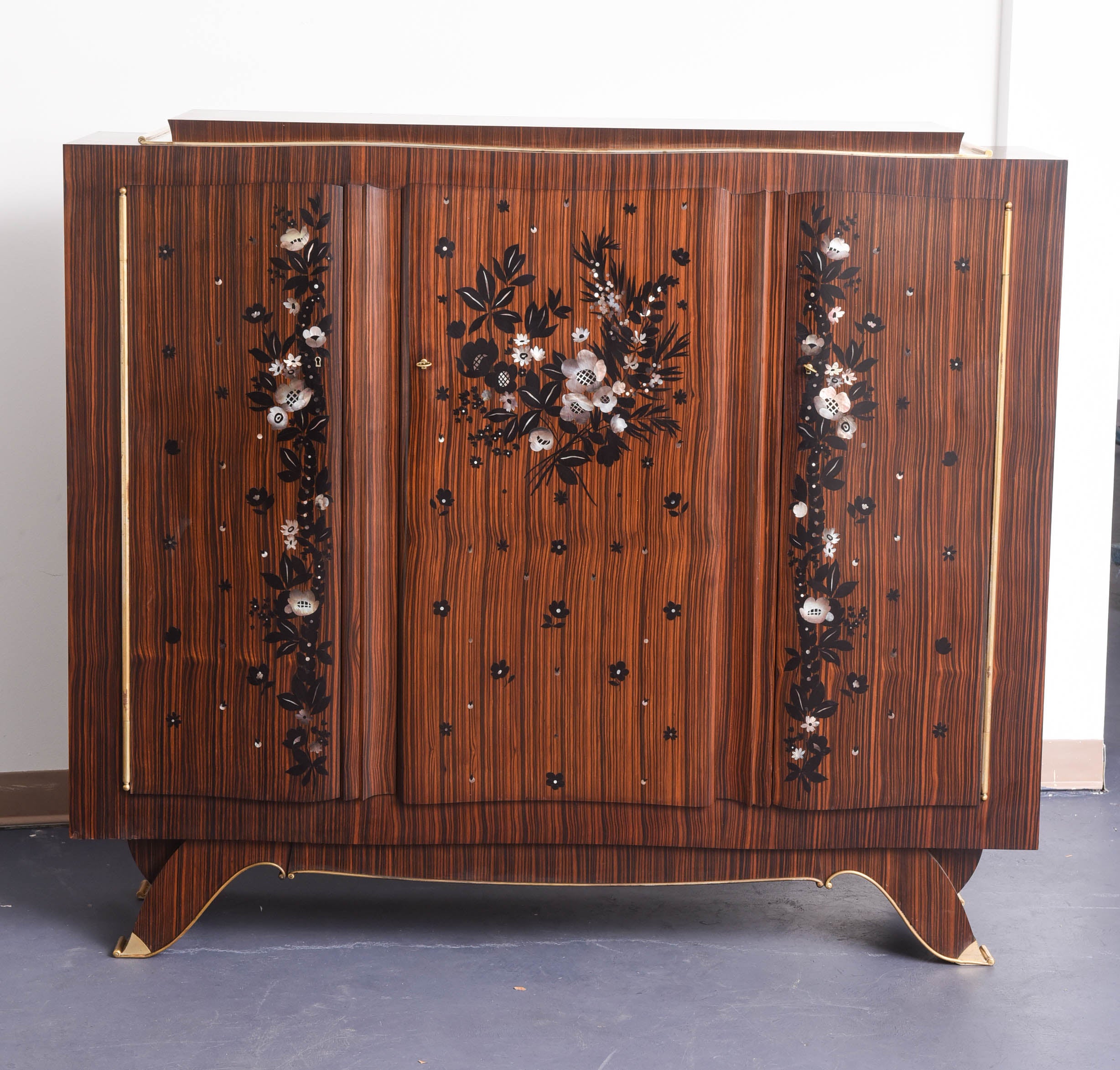 Rare and magnificent Art Deco Macassal inlaid cabinet. 
Front part inlaid with végétal design.
Slightly curved front doors.
Signed piece by Jules Leleu (1883-1961). 
Very exceptional master piece by the well known French designer Leleu.
the
