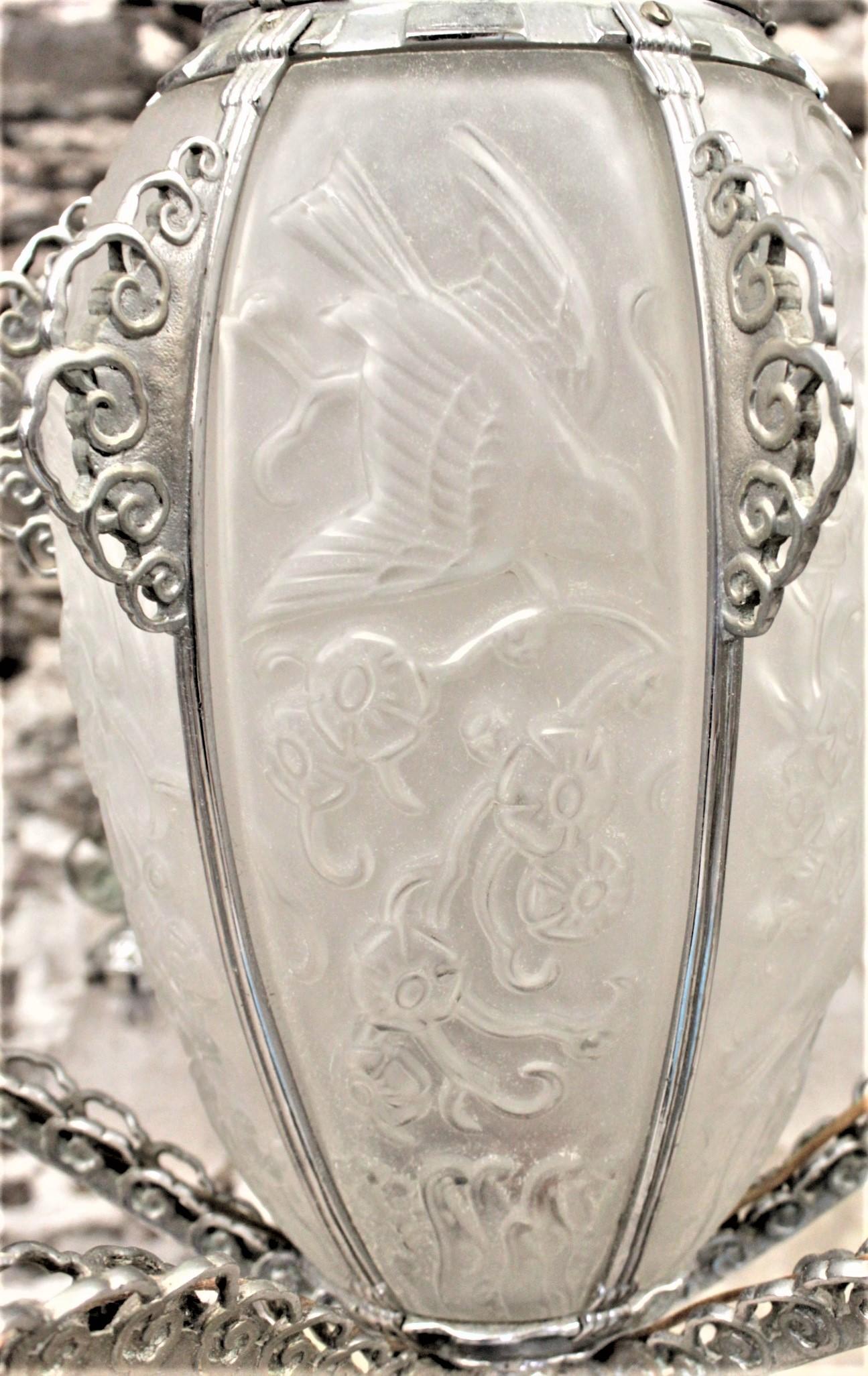 Sechsarmiger Kronleuchter aus Chrom und geformtem Milchglas, signiert Sabino, Französisch, Art déco (Metall) im Angebot