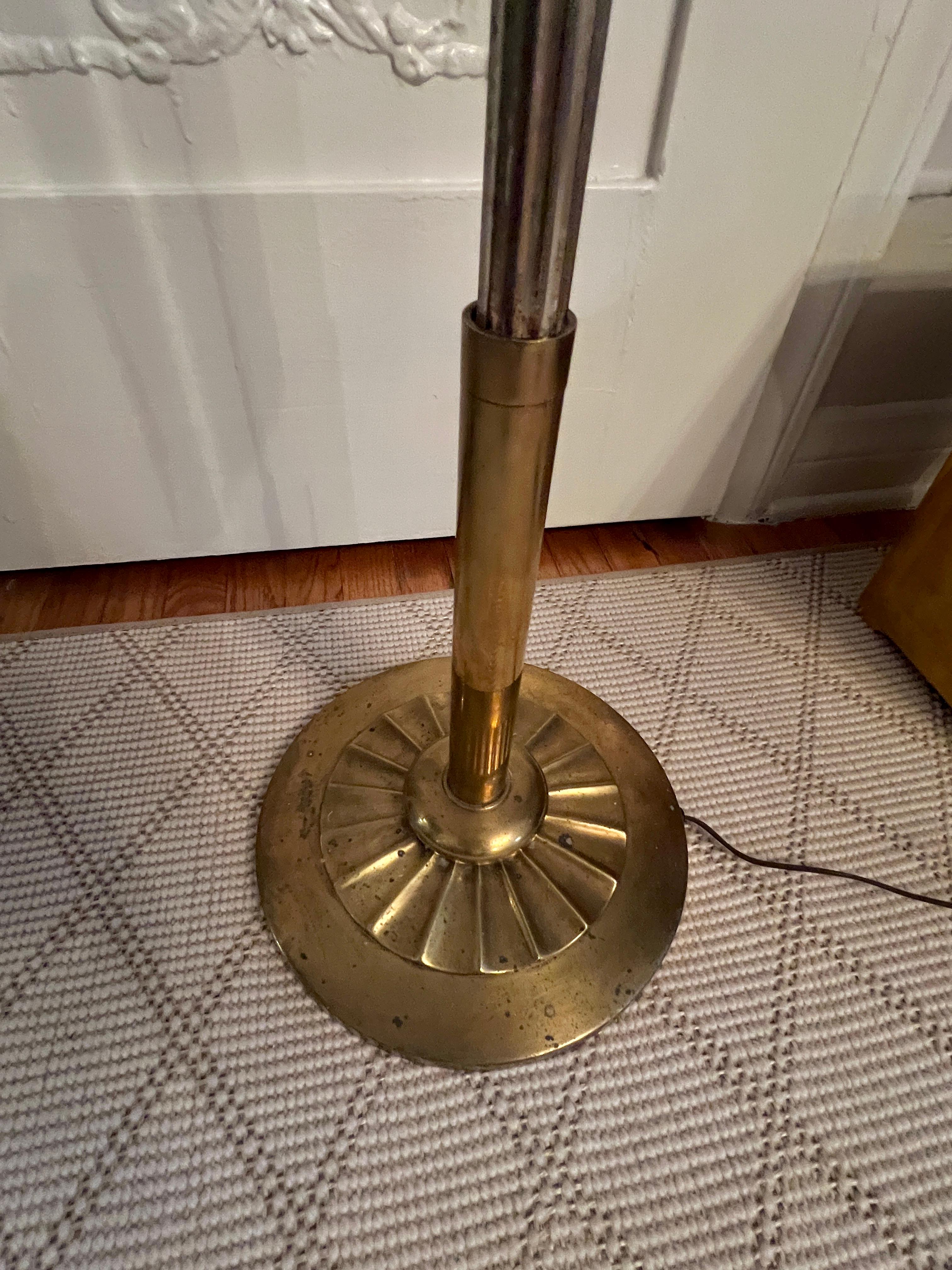 Lampada da terra Art Deco francese in argento e ottone scanalato in vendita 2