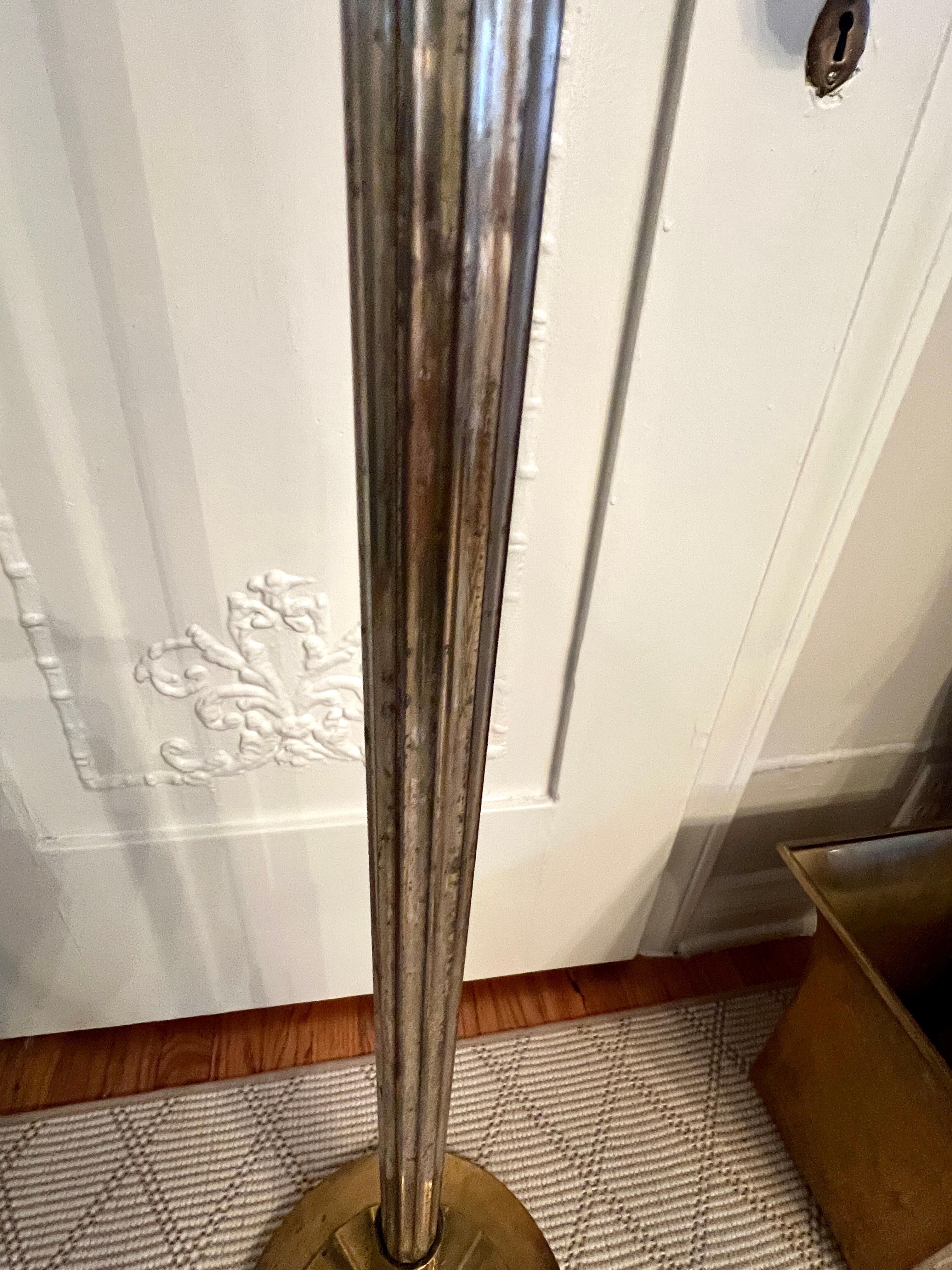 Lampada da terra Art Deco francese in argento e ottone scanalato in vendita 4