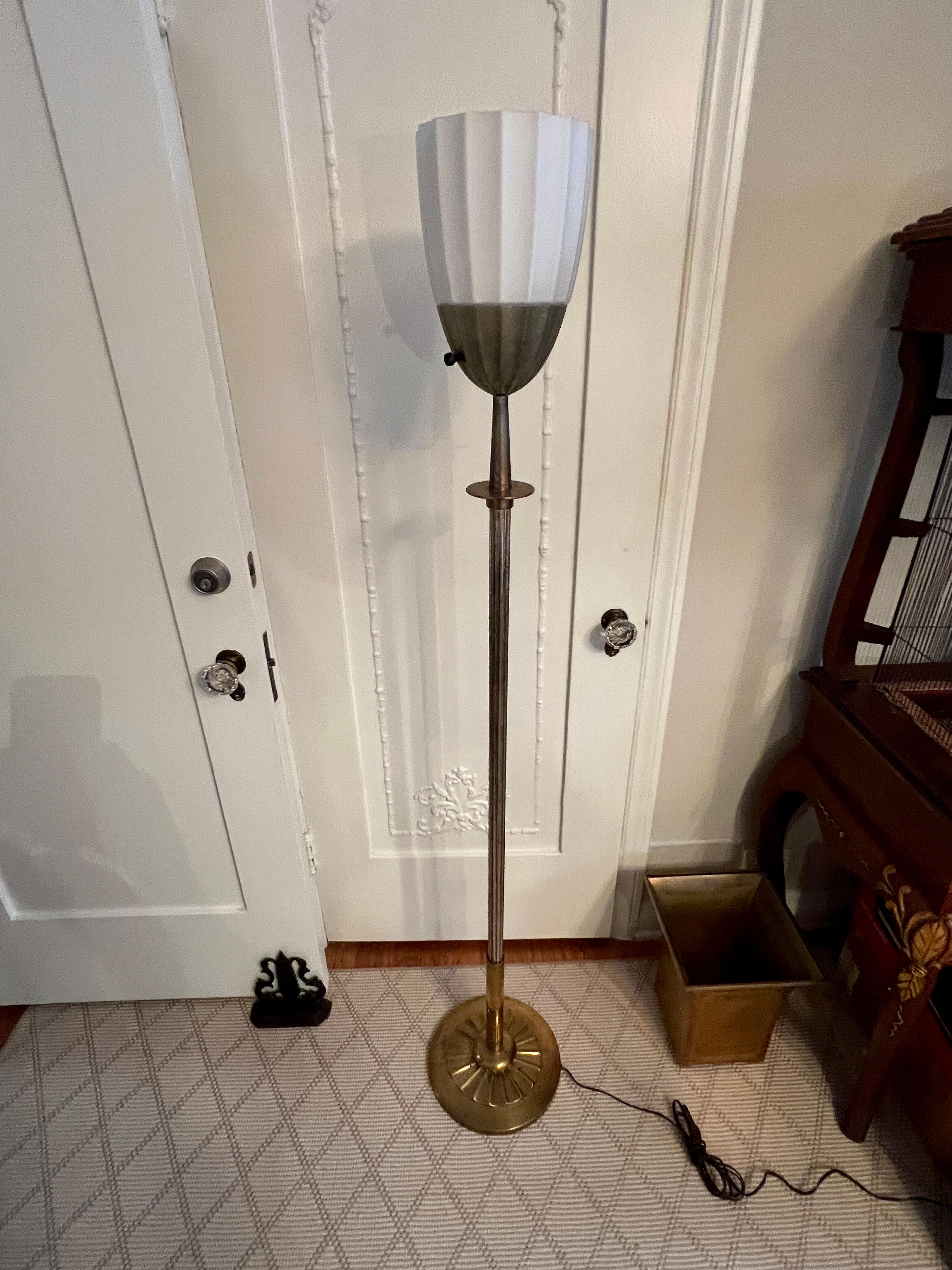 Lampada da terra Art Deco francese in argento e ottone scanalato in vendita 6