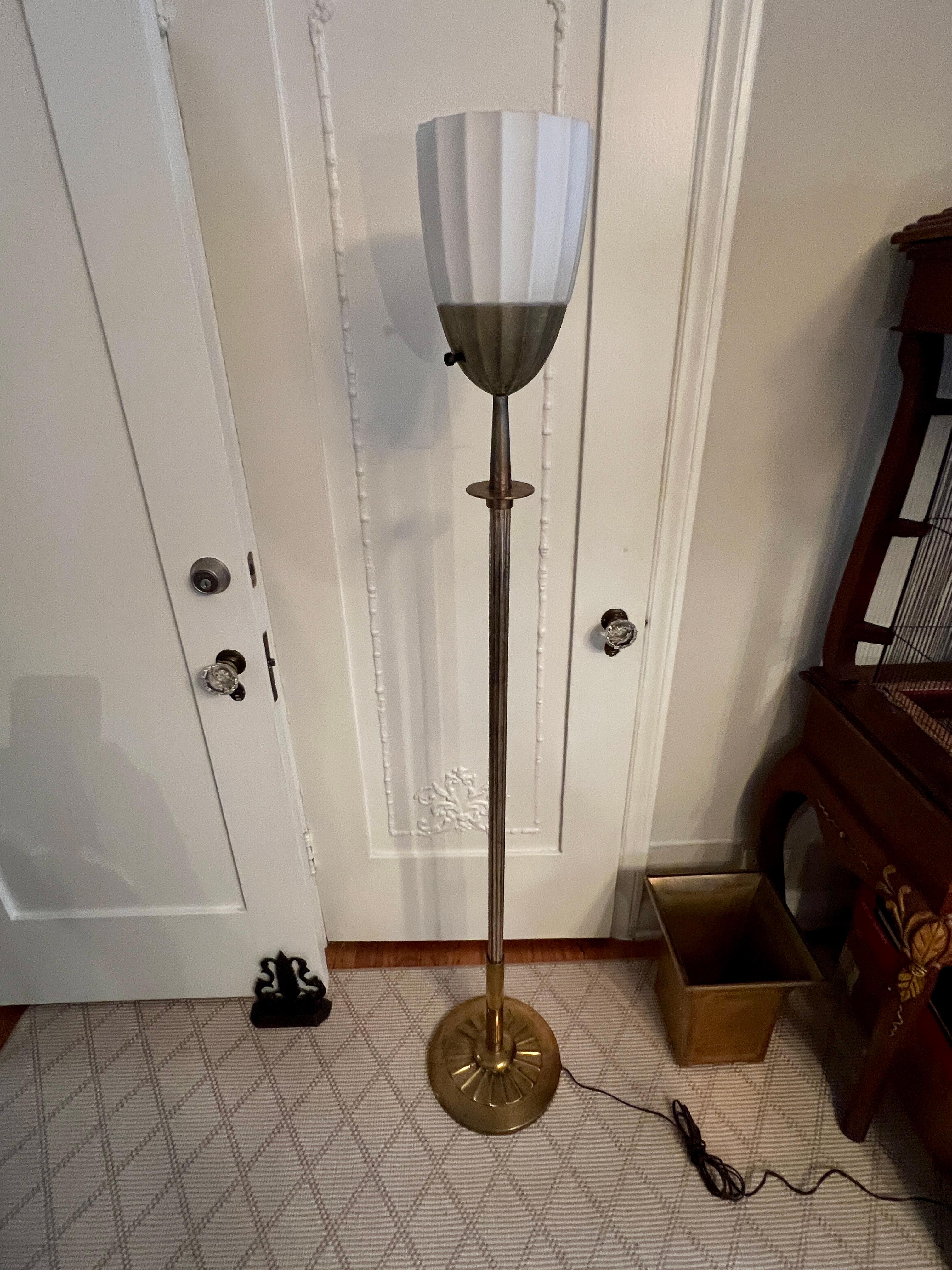 Lampada da terra Art Deco francese in argento e ottone scanalato in vendita 7