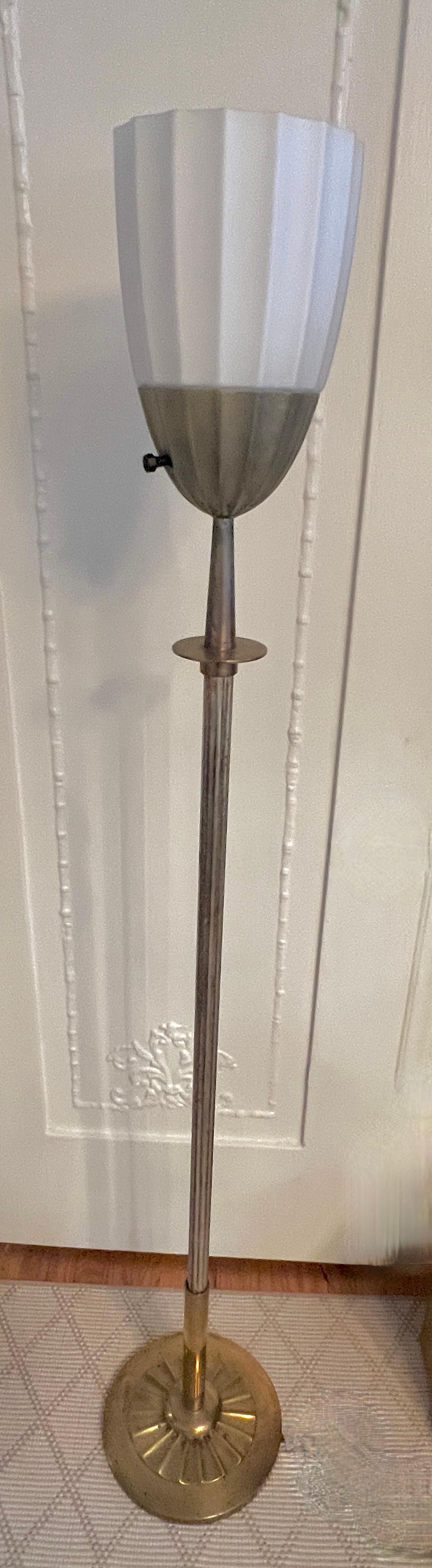Lampada da terra Torchiere Art déco francese.  La base è in ottone, con una colonna scanalata in argento e un supporto per torchiere scanalato che corrisponde al paralume in vetro bianco.

Una bellissima torchiera.  Abbiamo lasciato la patina, ma il