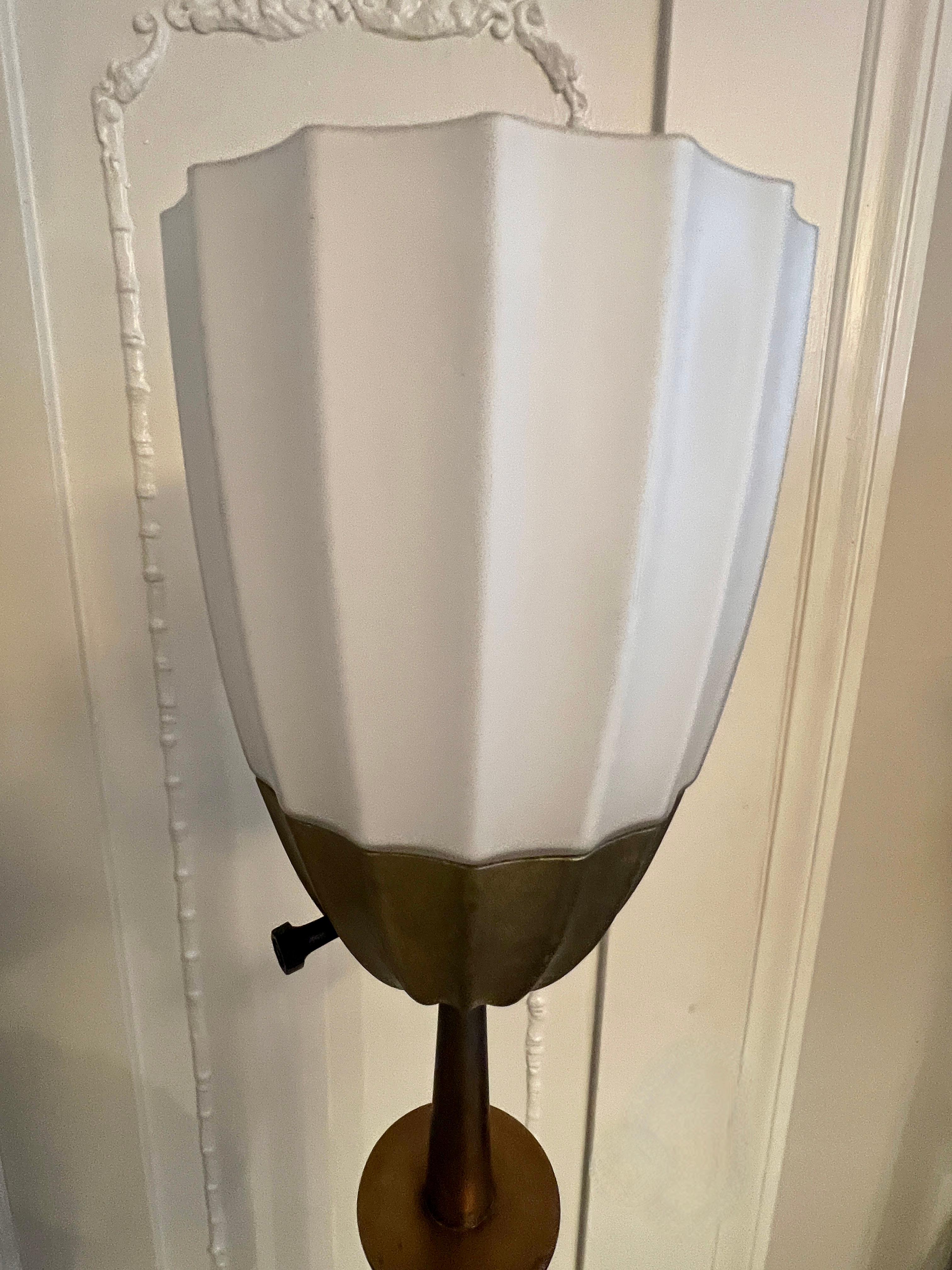 Patinato Lampada da terra Art Deco francese in argento e ottone scanalato in vendita
