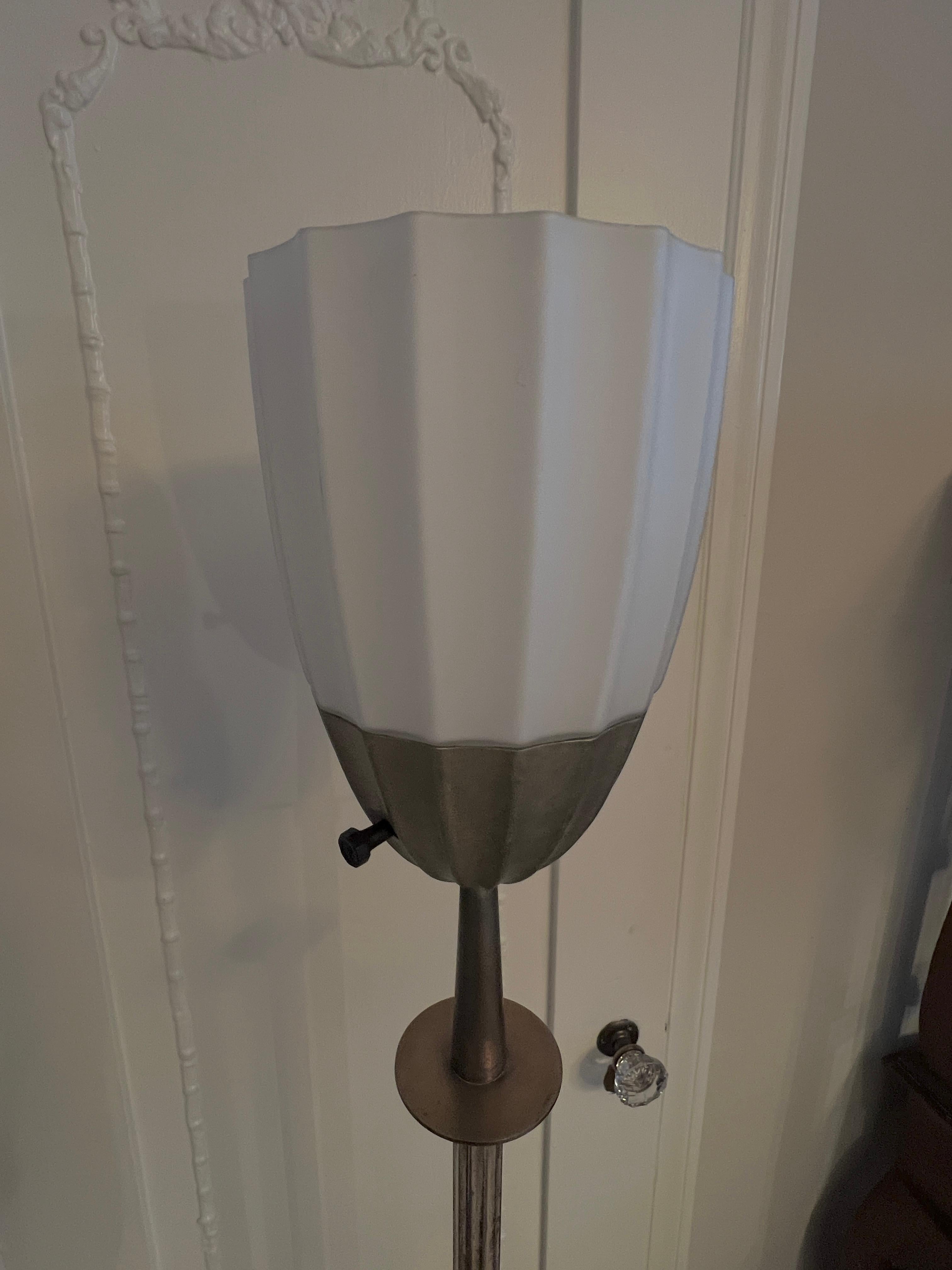 XX secolo Lampada da terra Art Deco francese in argento e ottone scanalato in vendita