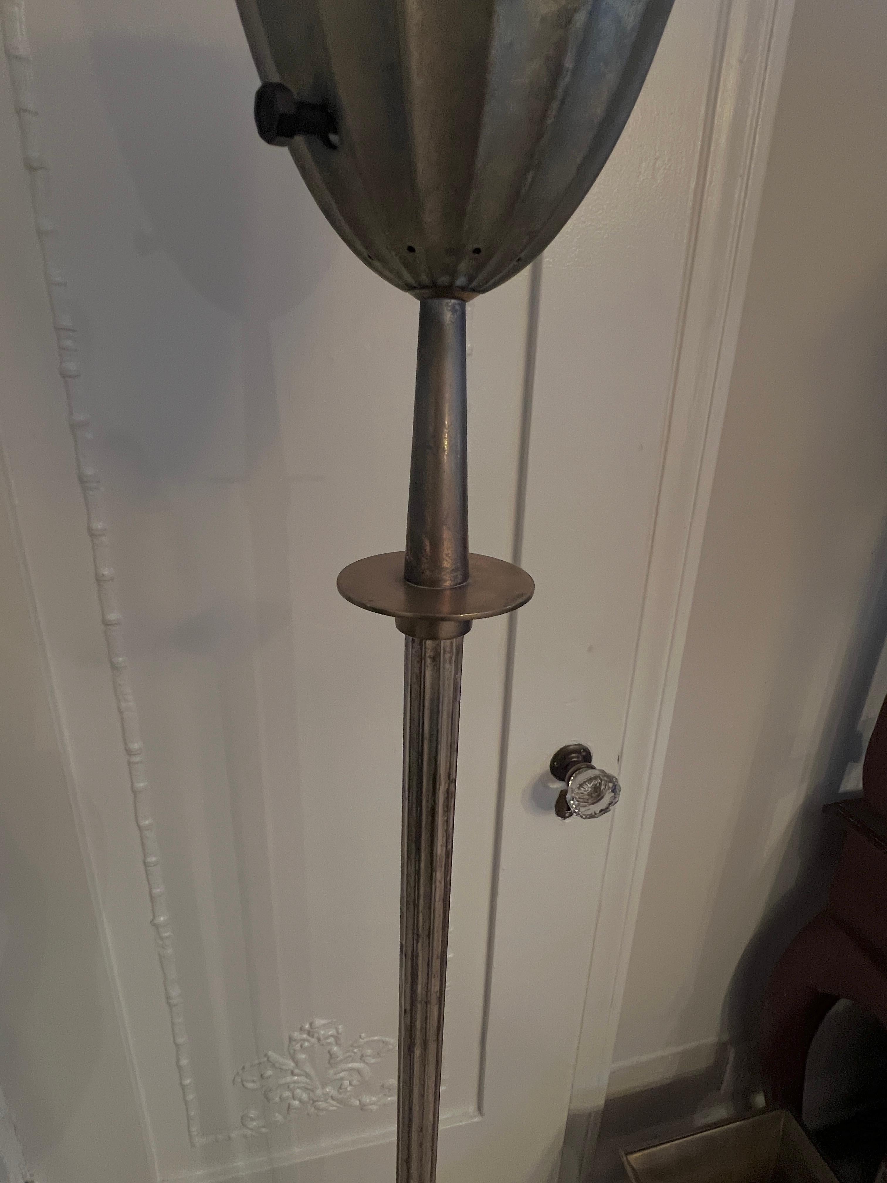 Lampada da terra Art Deco francese in argento e ottone scanalato in vendita 1