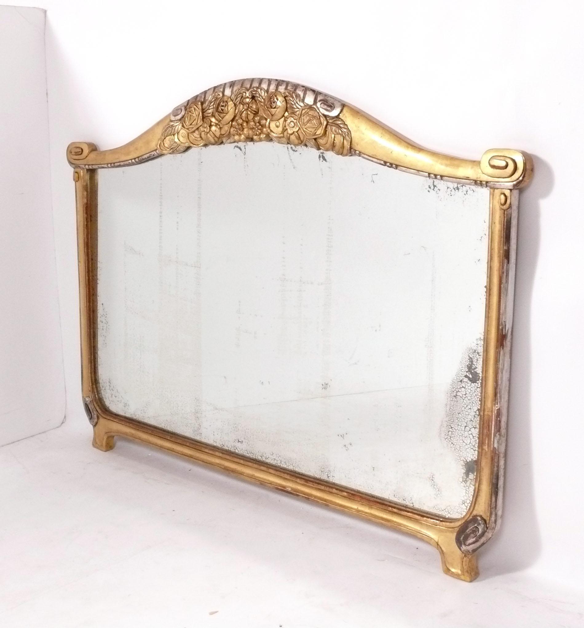 Miroir Art déco français en argent et or doré, attribué à Sue et Mare, non signé, France, vers les années 1930. Ce miroir a conservé sa chaude patine d'origine, tant pour le cadre en bois doré que pour le verre miroir d'origine. 