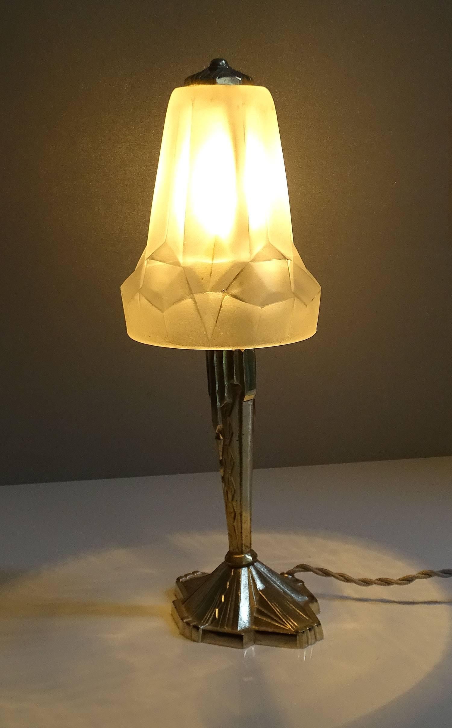 French Art deco Lamp, silver plated bronze, quintessential French Art Deco design ornamented 
with geometric patterns, matched with a stunning stepped glass shade by Degue (the shade is not signed but this is a known model
from this manufacture, the