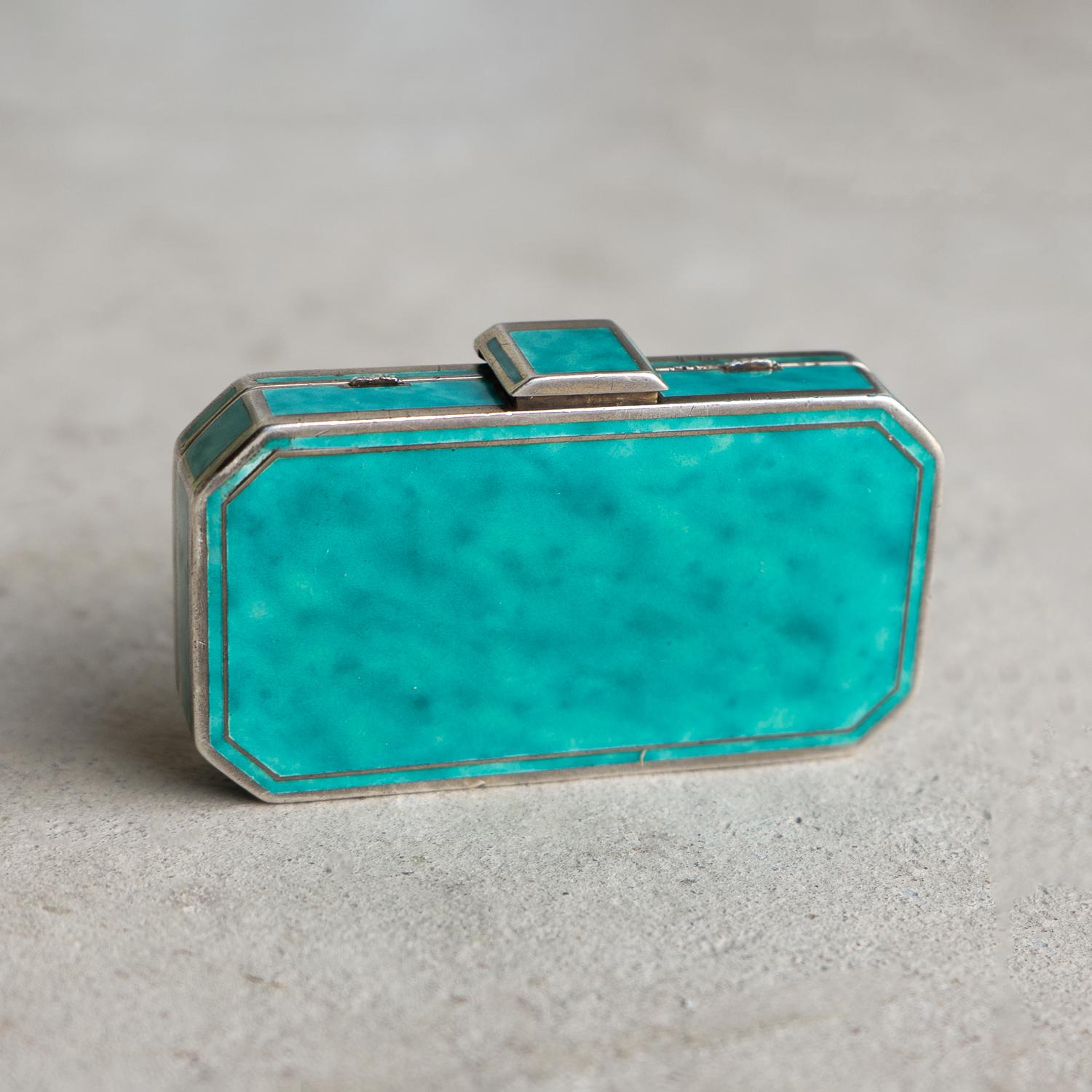 Boîte compacte en argent, émail, corail et diamants d'Augusta Peyroula, Art déco français en vente 6