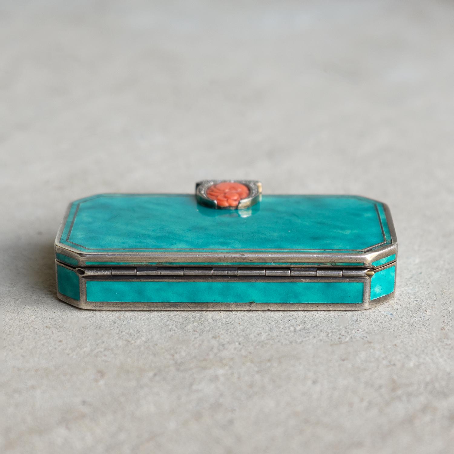 Boîte compacte en argent, émail, corail et diamants d'Augusta Peyroula, Art déco français en vente 9