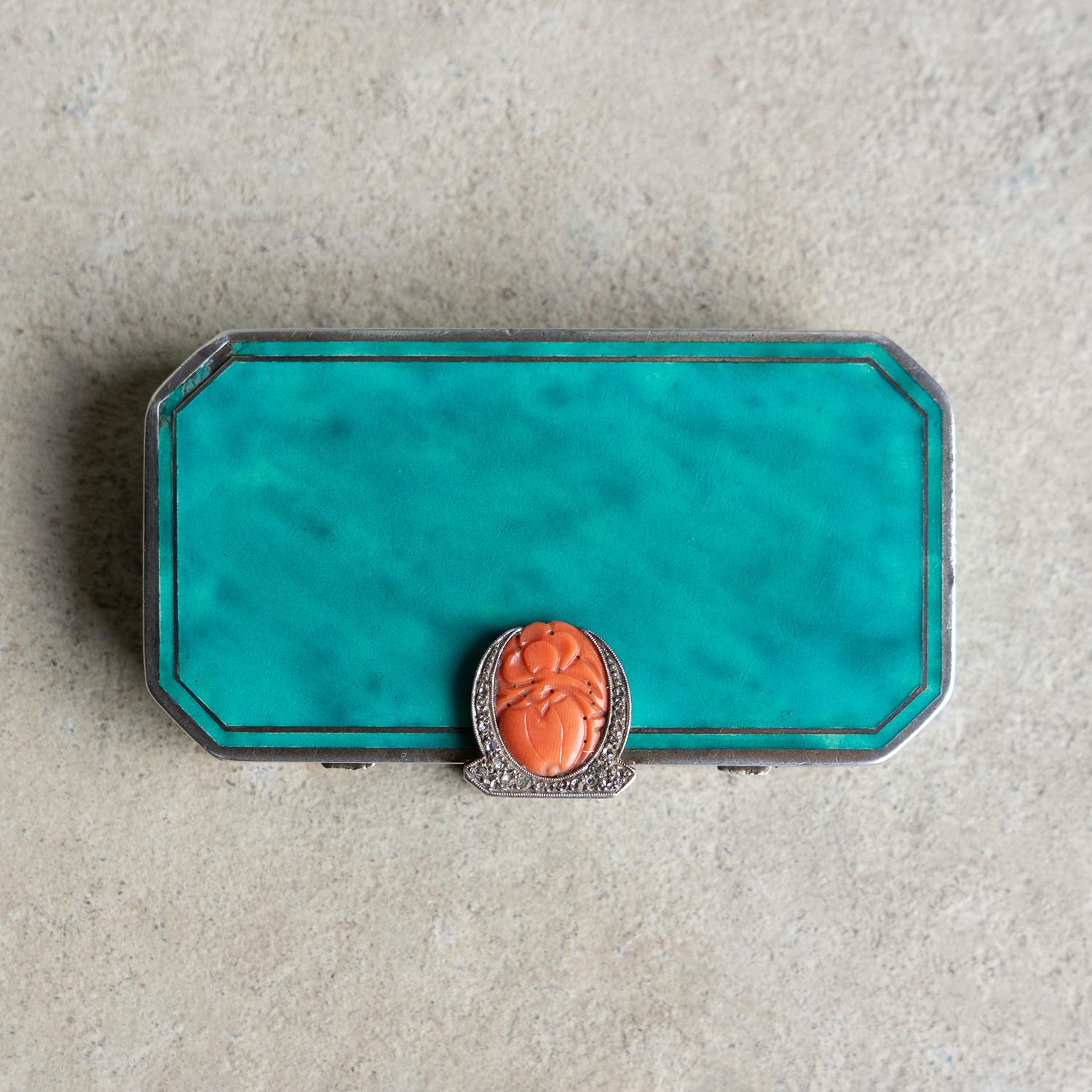 Boîte compacte en argent, émail, corail et diamants d'Augusta Peyroula, Art déco français en vente 10
