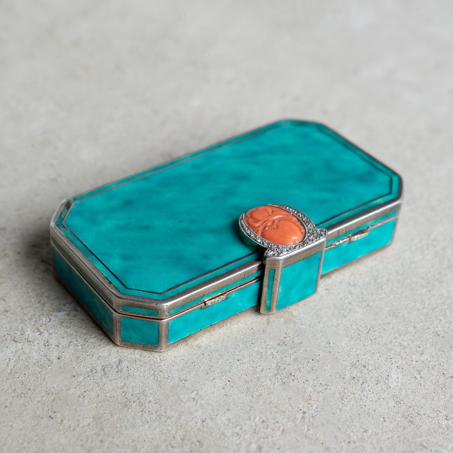 VANITY CASE ANTIQUE/COMPACT 

Une belle pièce de bonne qualité en argent, émaillée à l'extérieur pour imiter la malachite. Le fermoir présente une section de corail sculpté stylisé représentant des fleurs entourées de diamants. Le fermoir s'ouvre