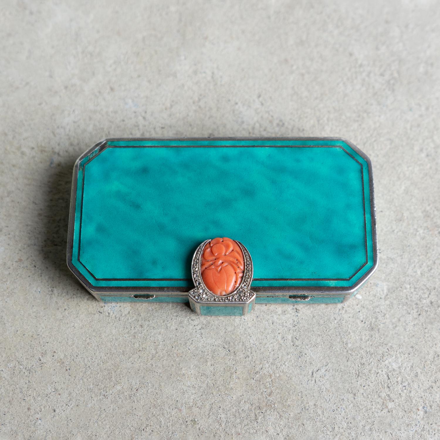Émaillé Boîte compacte en argent, émail, corail et diamants d'Augusta Peyroula, Art déco français en vente