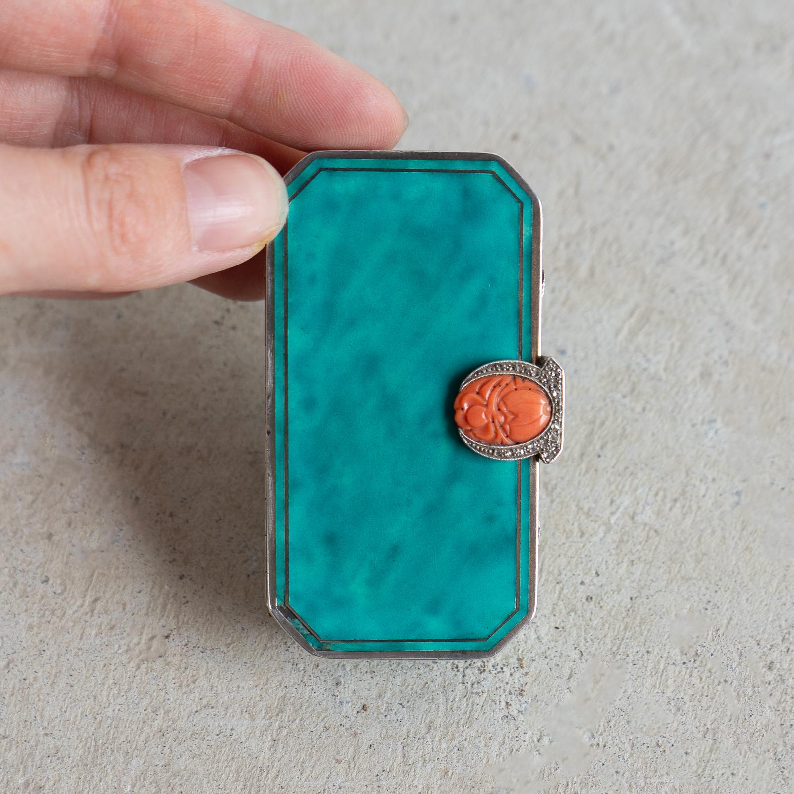 Boîte compacte en argent, émail, corail et diamants d'Augusta Peyroula, Art déco français en vente 1