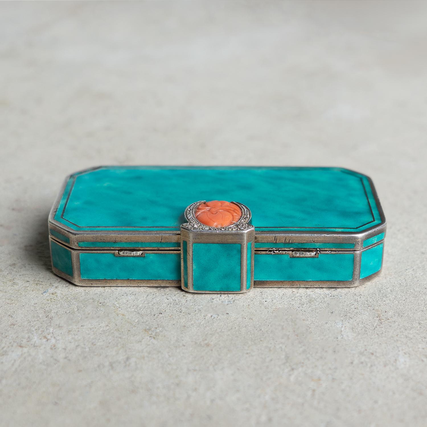 Boîte compacte en argent, émail, corail et diamants d'Augusta Peyroula, Art déco français en vente 2
