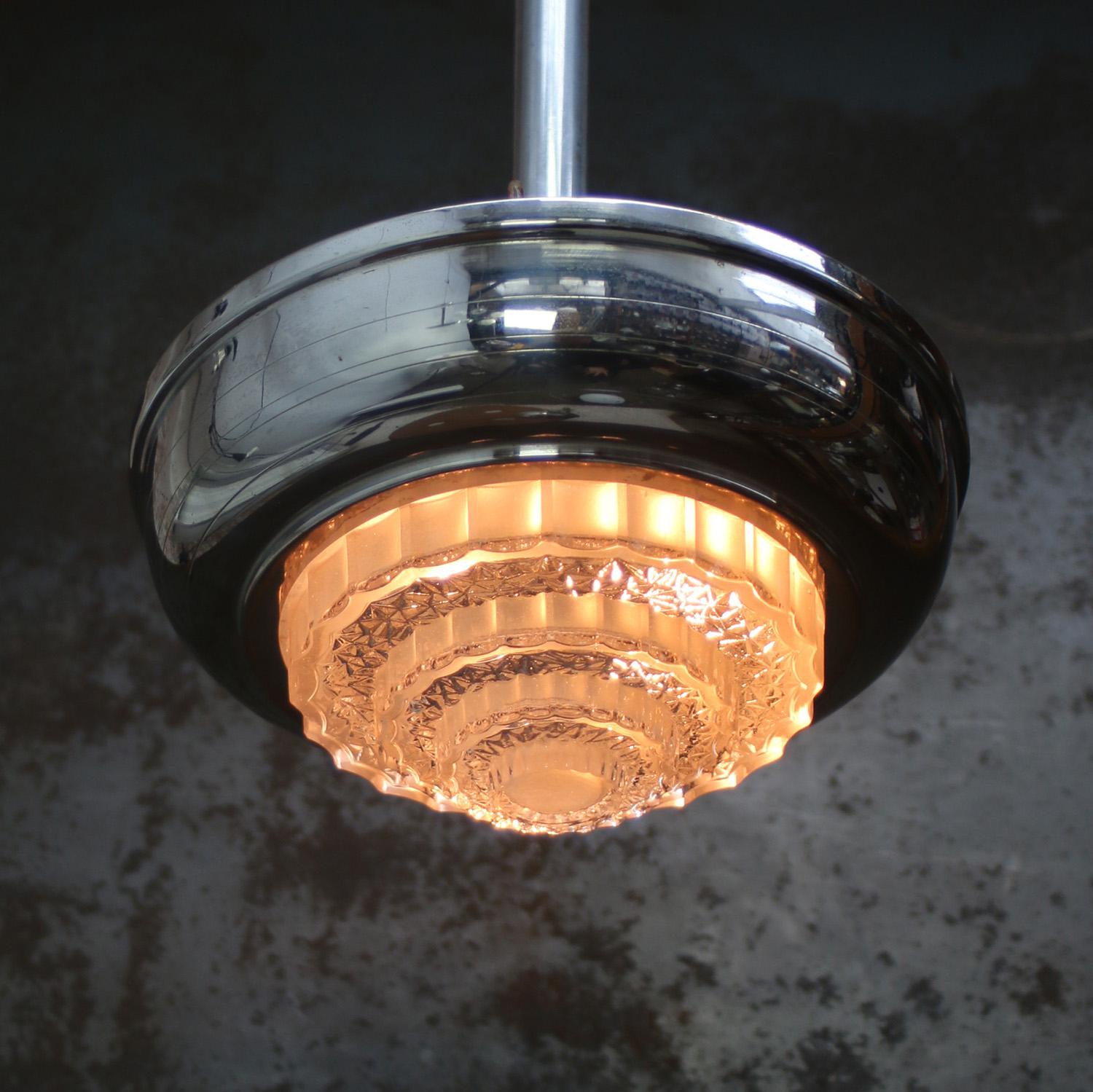 Lámpara de techo francesa Art Déco de plata niquelada y cristal transparente acanalado Art Decó en venta