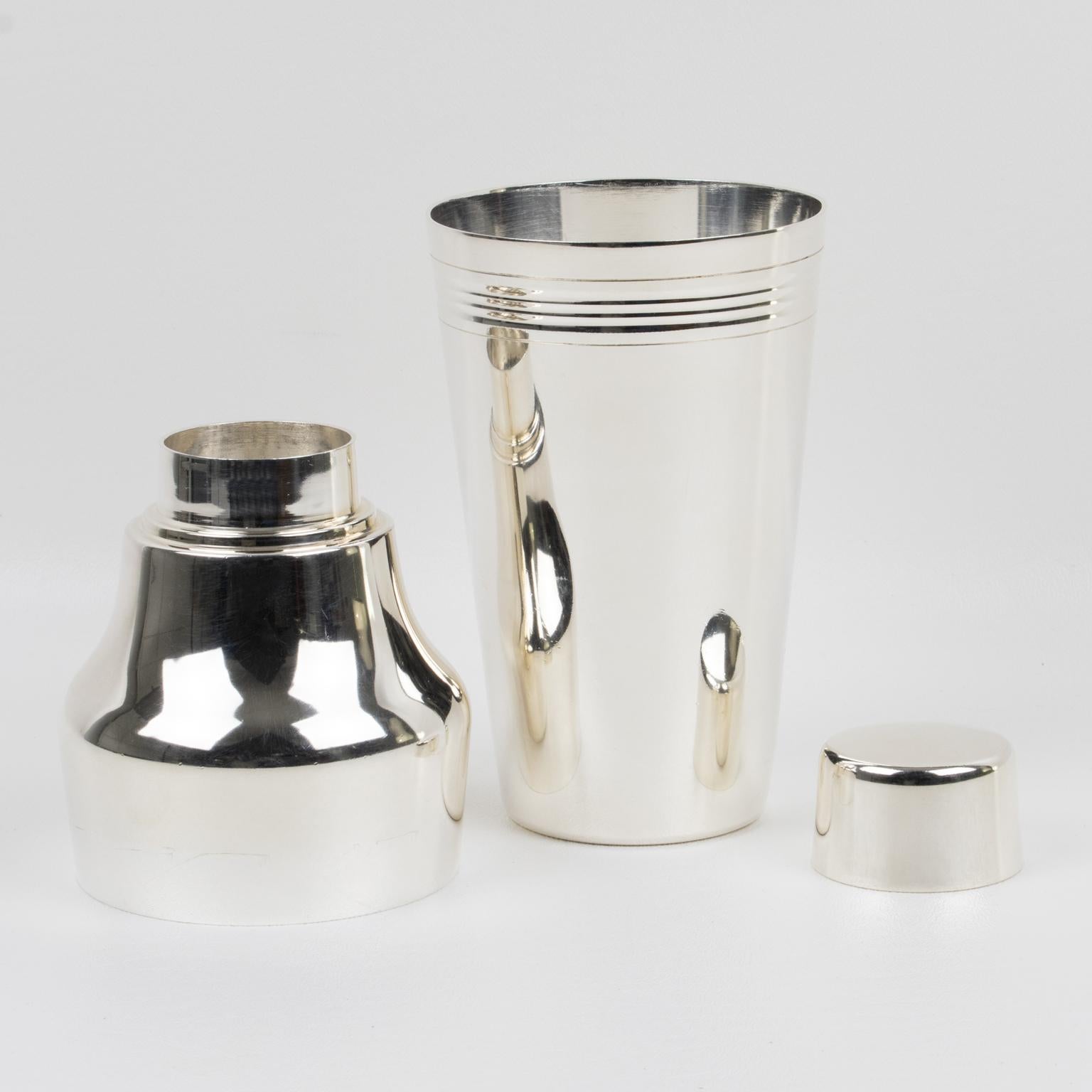 An elegant French Art Deco silver plate cocktail or Martini shaker created by Alois Straszak for Silversmith Le Crabe, Paris. Boston-type shaker, the strainer goes inside the container. Three-sectioned cylindrical designed cocktail shaker with
