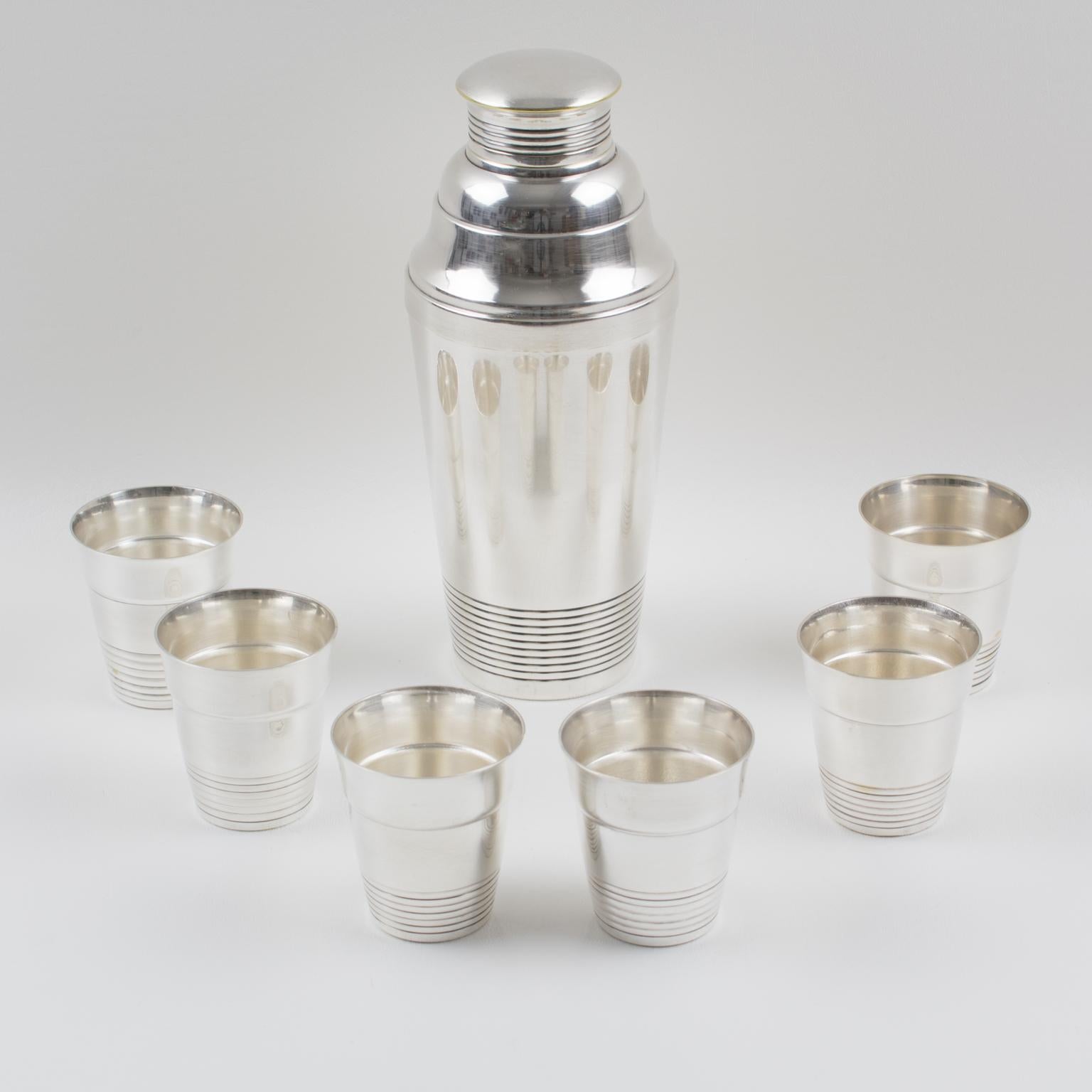 Elegant French Art Deco silver plate barware serving set by Silversmith Boyer et Fils, Paris. Three sectioned designed cylindrical cocktail or Martini shaker with removable cap and strainer, compliment with six silver plate cocktail cups with same