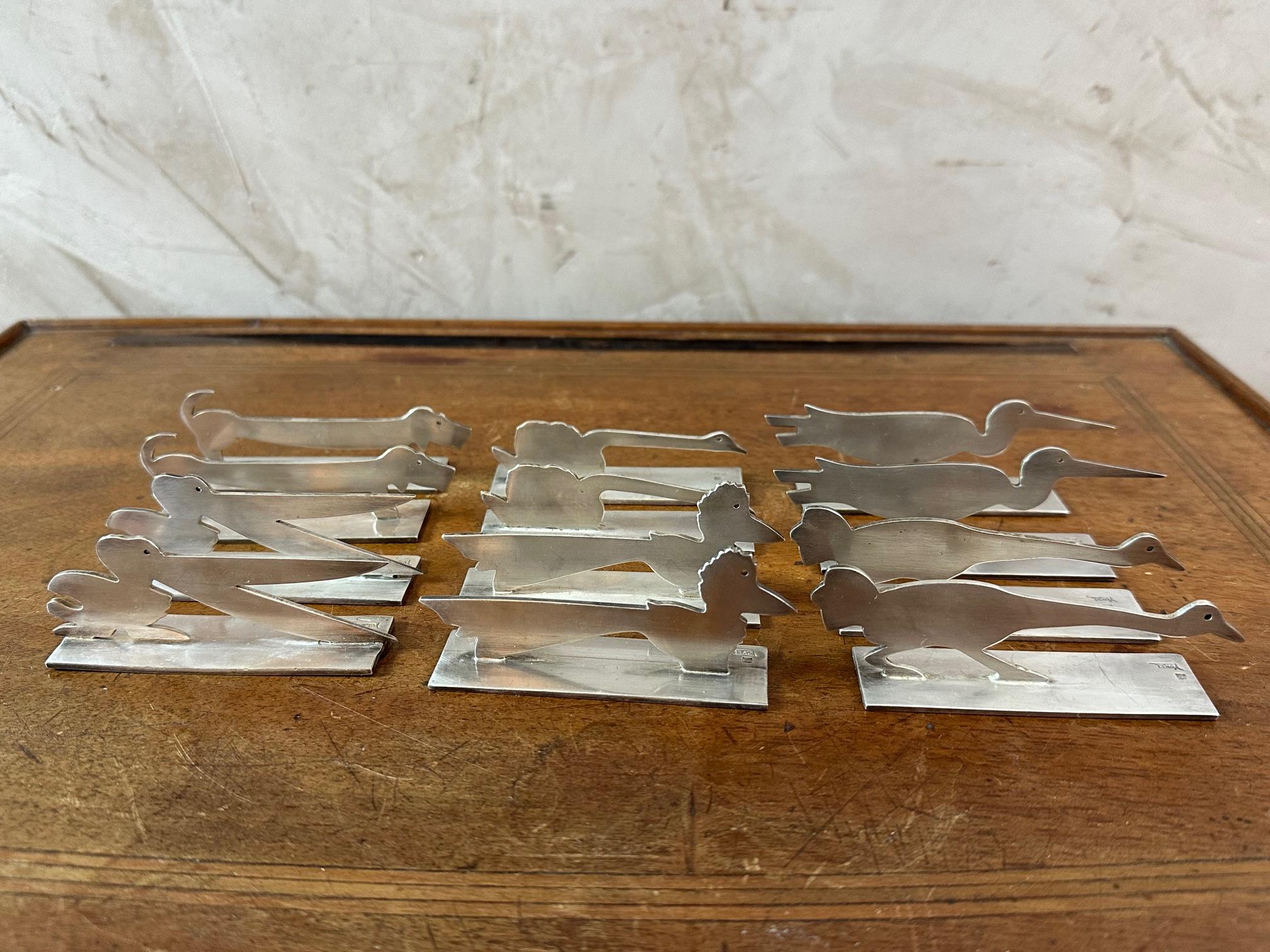 Très beaux porte-couteaux art déco en métal argenté signés par la marque Yorel Paris représentant plusieurs animaux tels que l'oie, le basset, le héron, le cygne...
Signature sur chaque porte-couteau.
Très bon état et très bonne qualité. Pour les