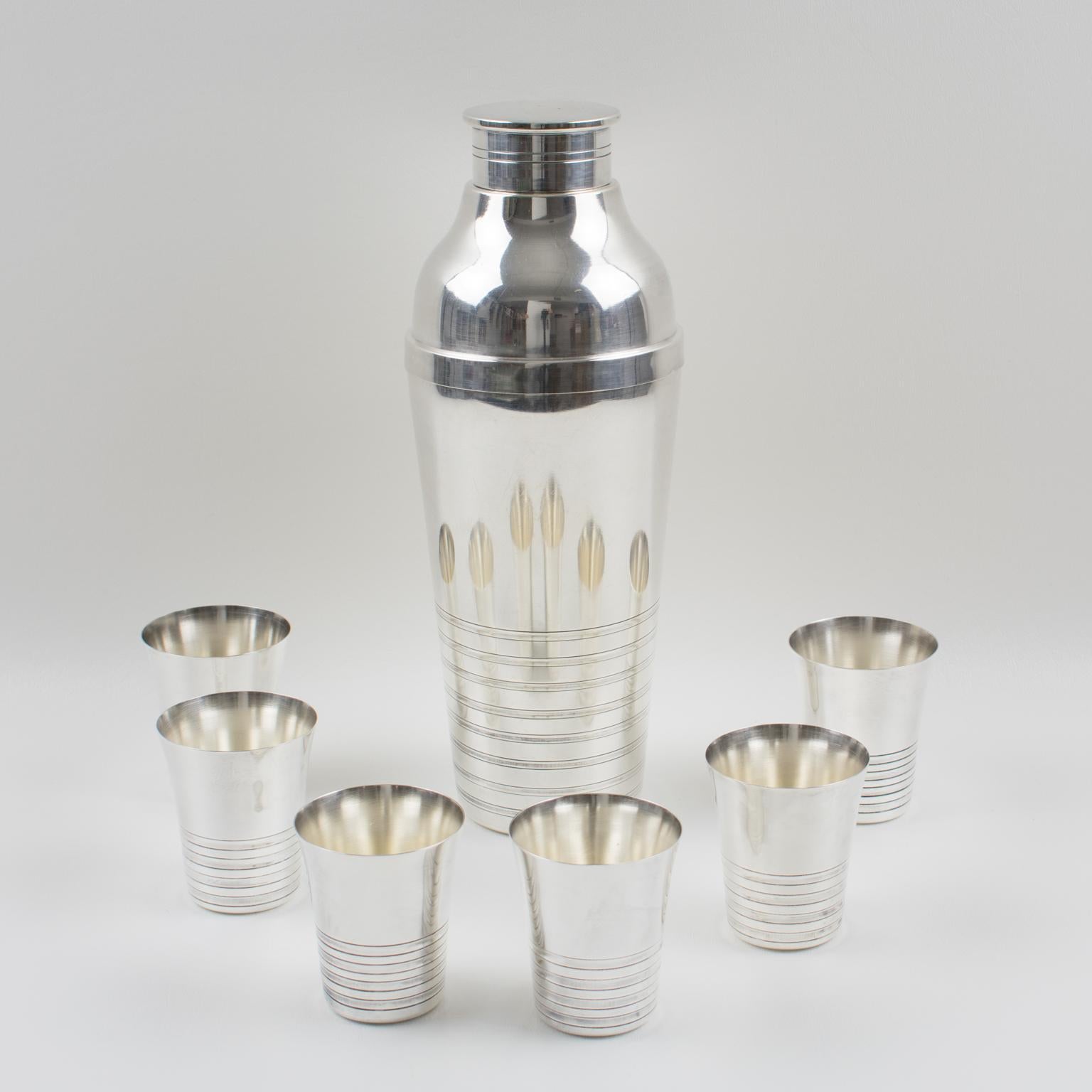 Elegant French Art Deco silver plate barware serving set by Silversmith Gouaille, Paris. Three sectioned designed cylindrical cocktail or Martini shaker with removable cap and strainer, compliment with six silver plate cocktail cups with same