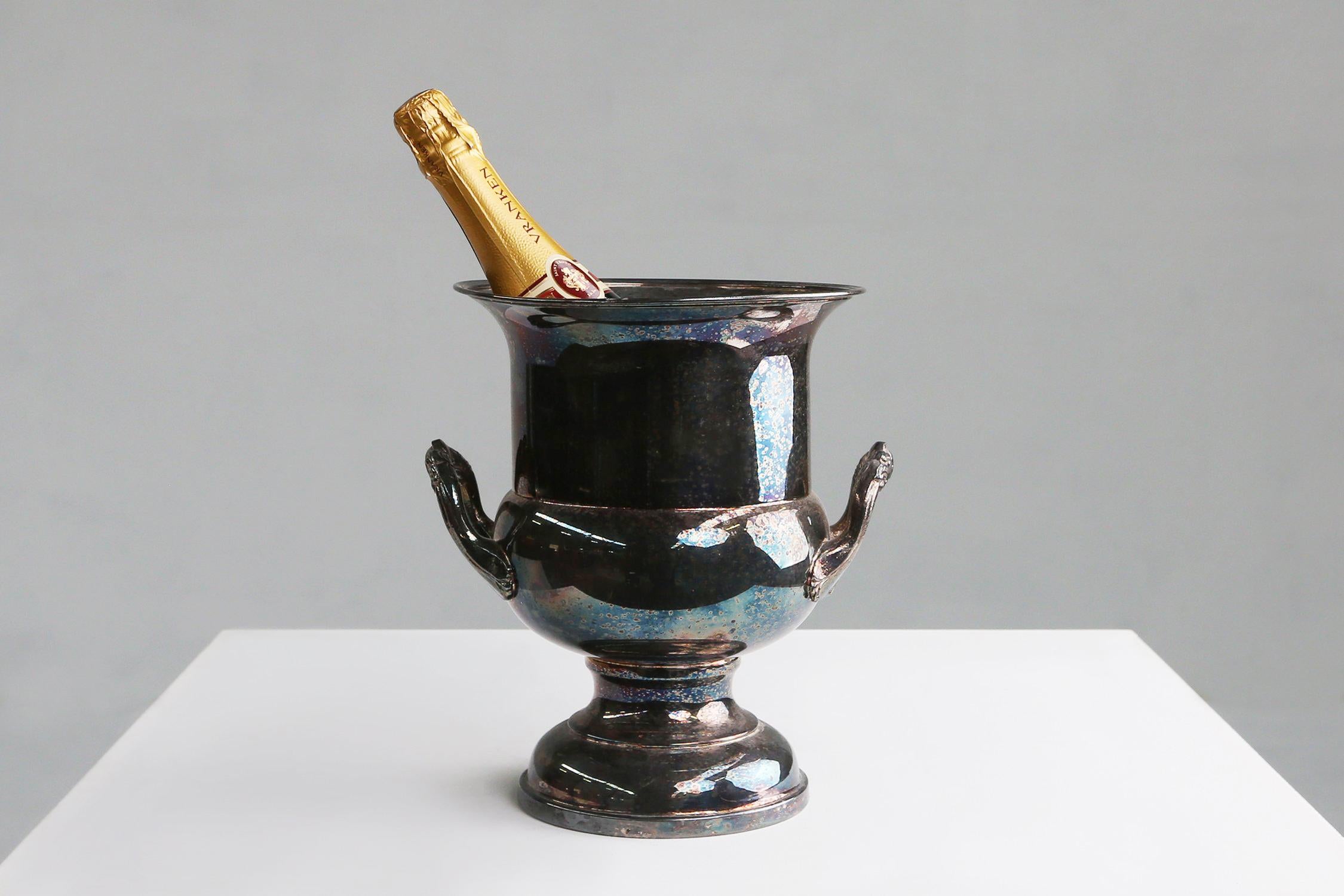 Frankreich / 1900 / Eiskübel / versilbertes Messing / Mitte des Jahrhunderts / Art Deco

Eleganter Weinkühler oder Eiskübel, hergestellt in Frankreich, um. Gefertigt aus versilbertem Messing mit sehr schöner Patina und altersbedingten dunklen