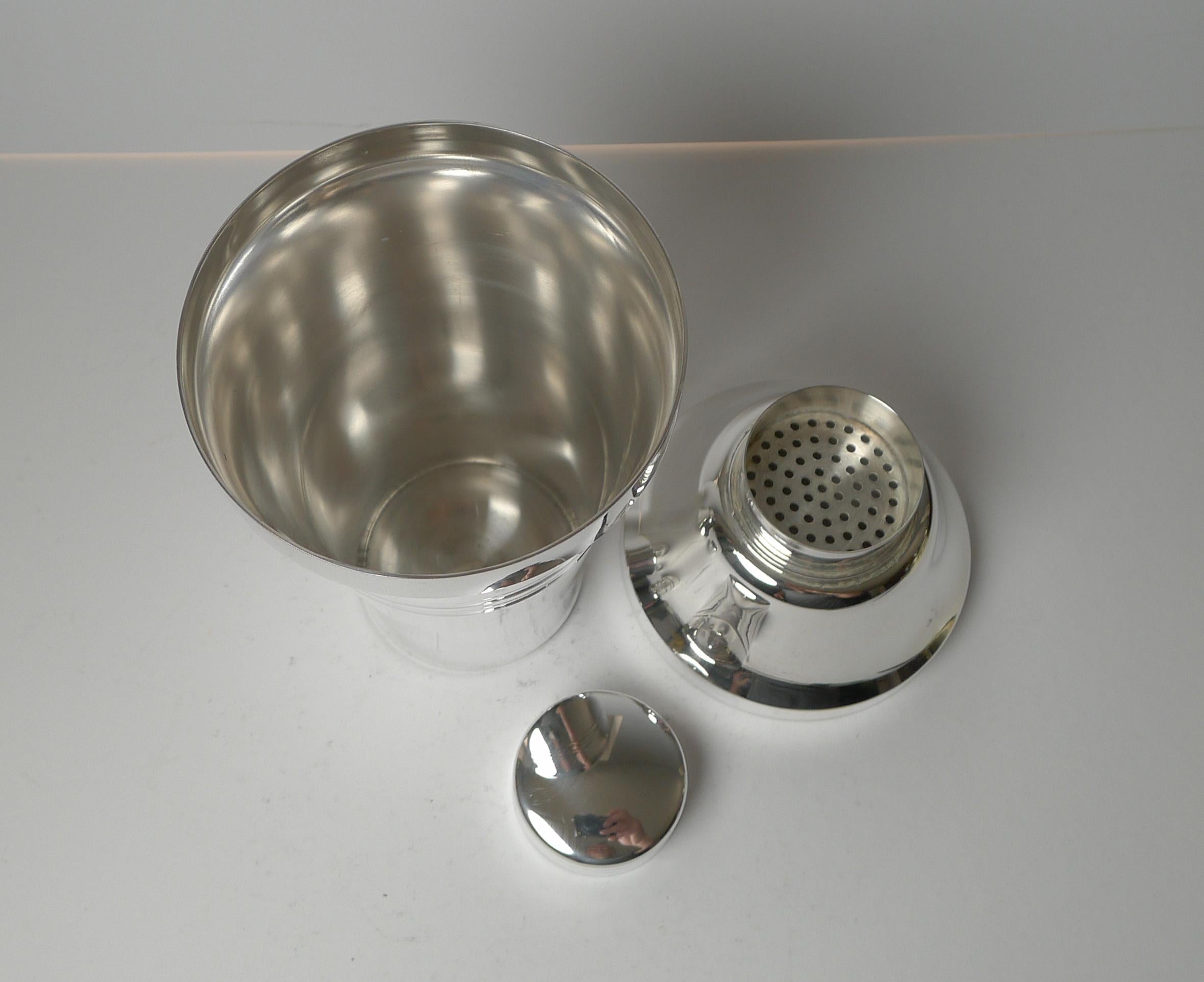 Mid-20th Century French Art Deco Silver Plated Cocktail Shaker C.1930, Le Chardon by St Medard For Sale