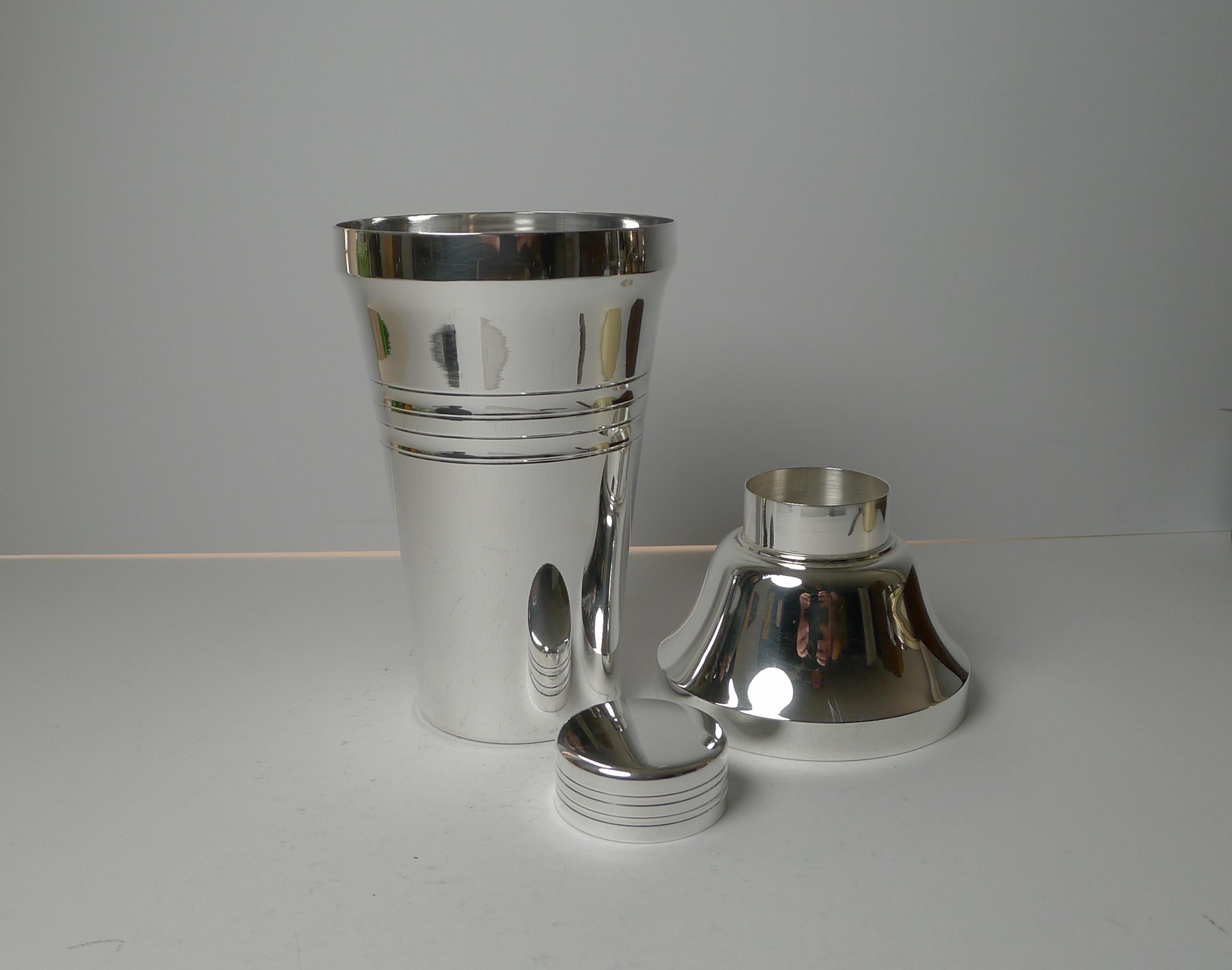 Milieu du XXe siècle Shaker à cocktail Art Déco français en métal argenté C.1930, Le Chardon par St Medard