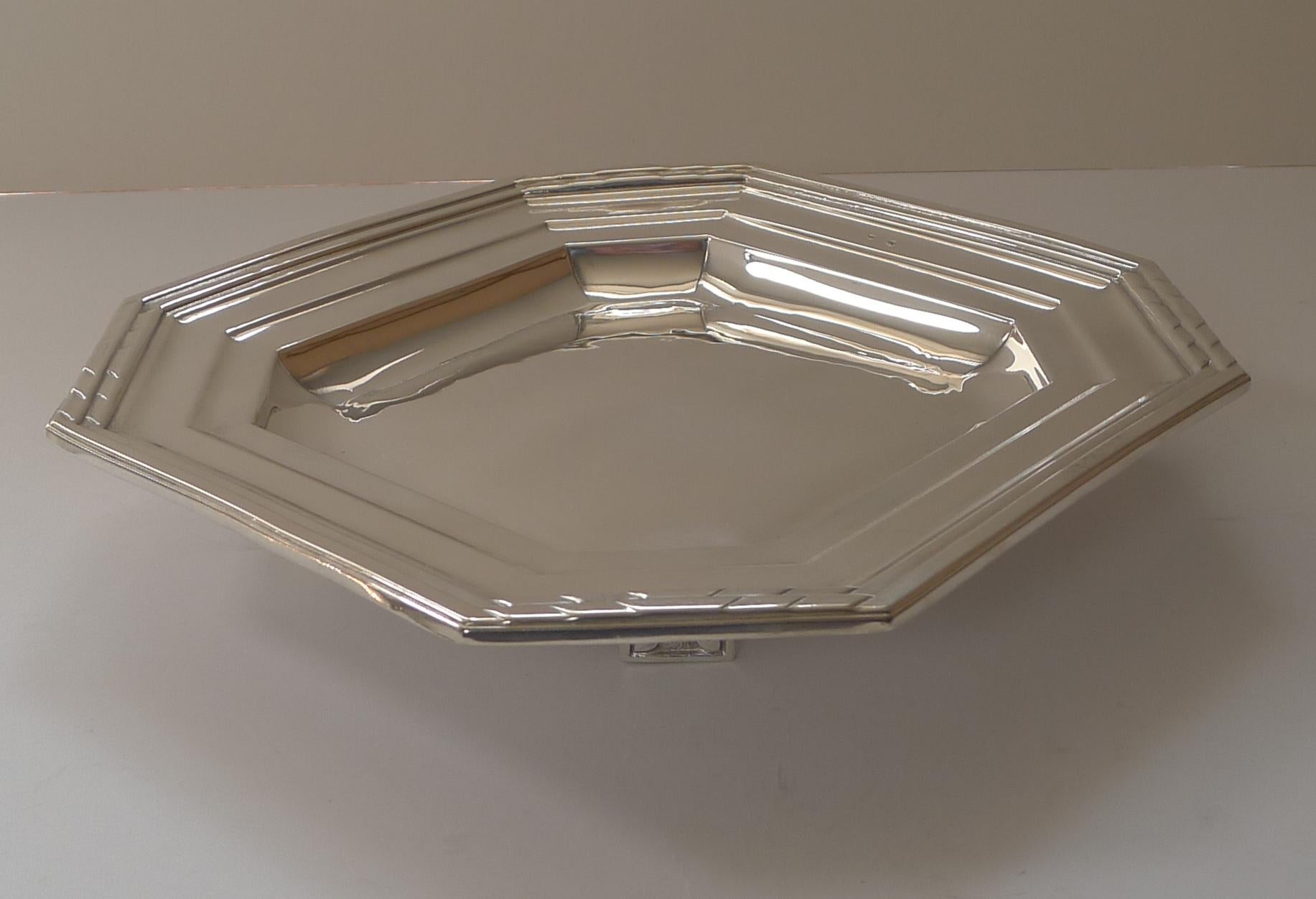 Milieu du XXe siècle Plat / bol / tazza / plateau Art déco français en métal argenté, vers 1930 en vente