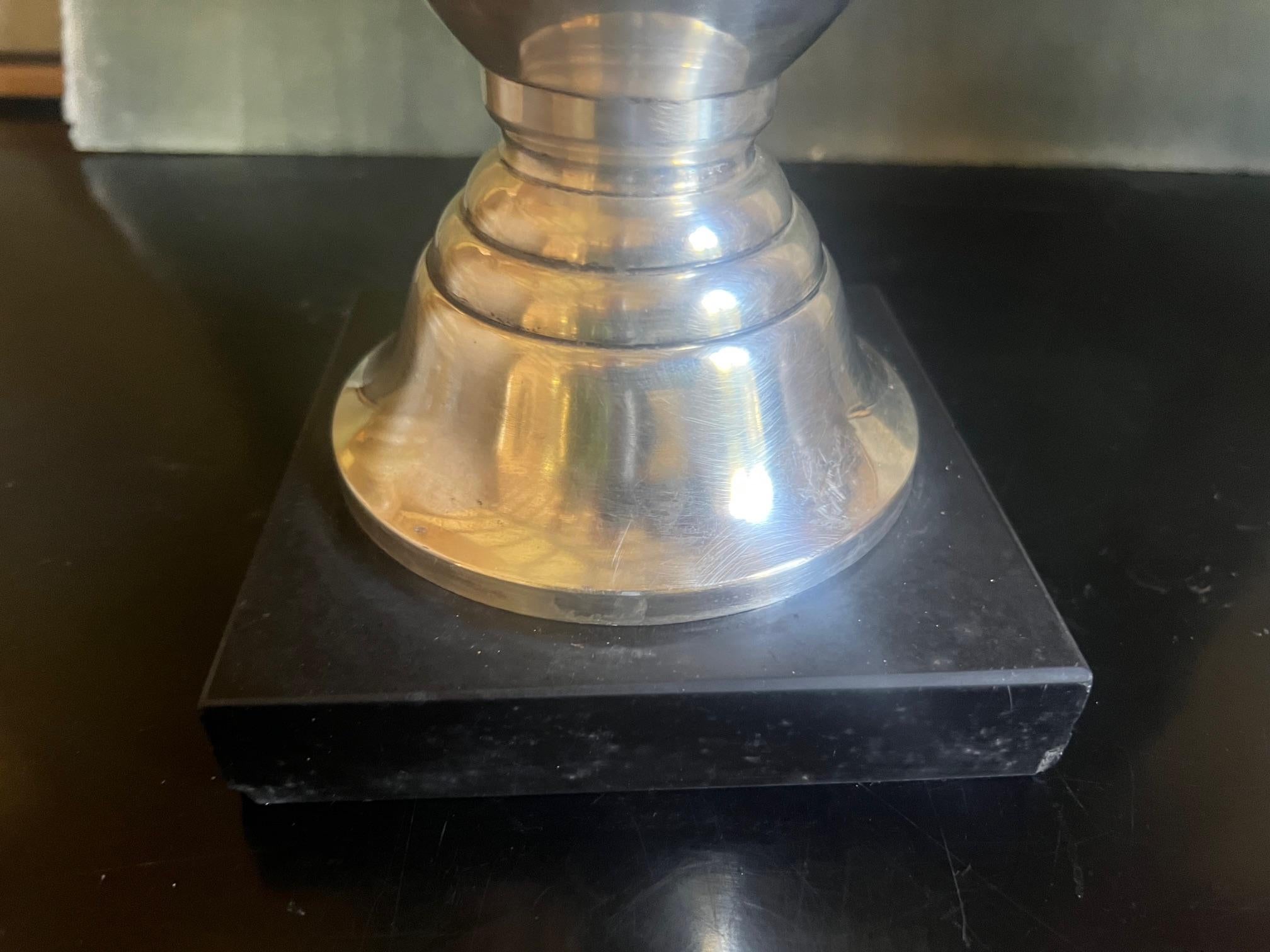 Vaso per trofei in marmo e placcato d'argento Art Deco francese, 1930 ca. in vendita 4