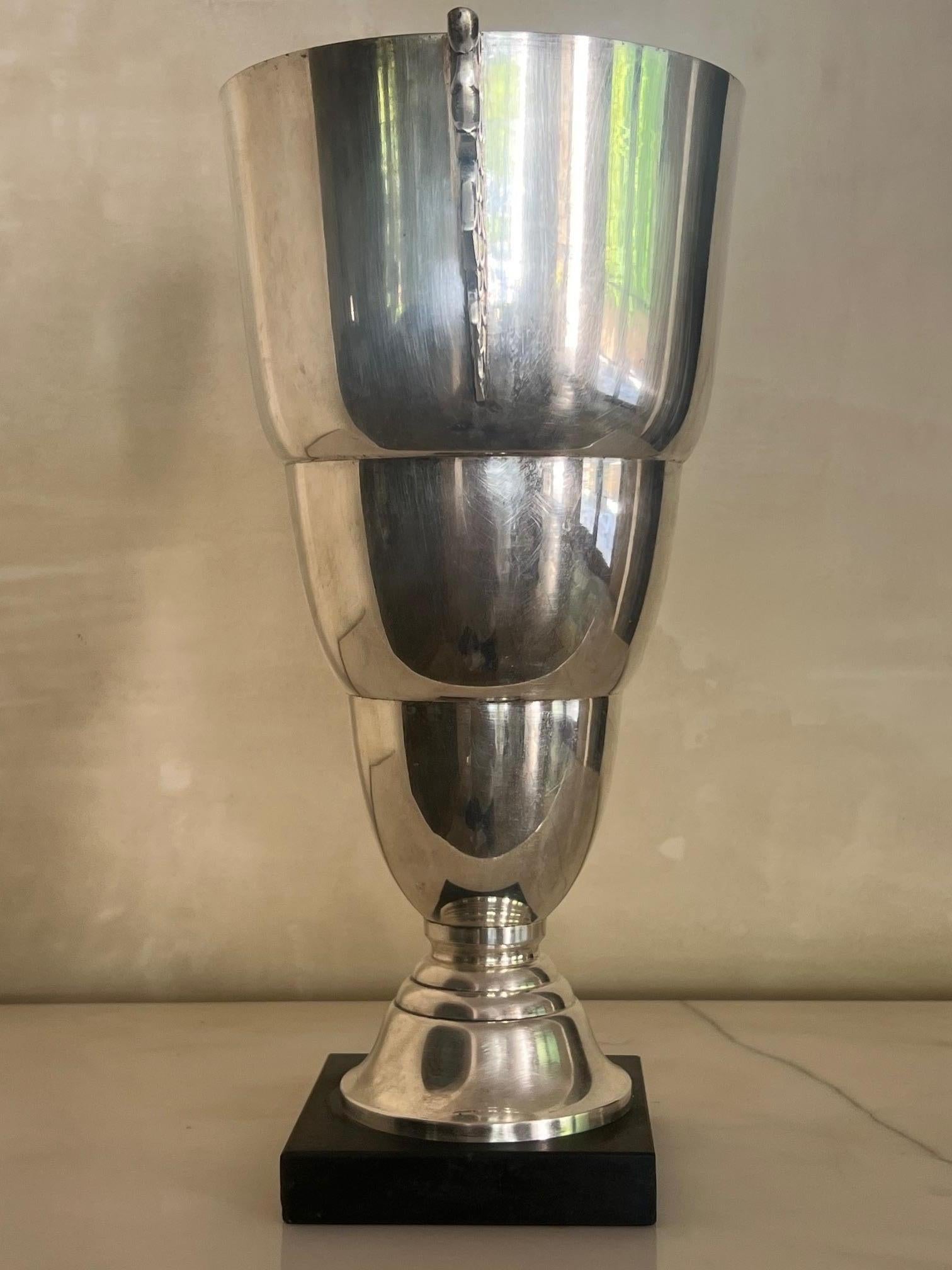 Calco Vaso per trofei in marmo e placcato d'argento Art Deco francese, 1930 ca. in vendita