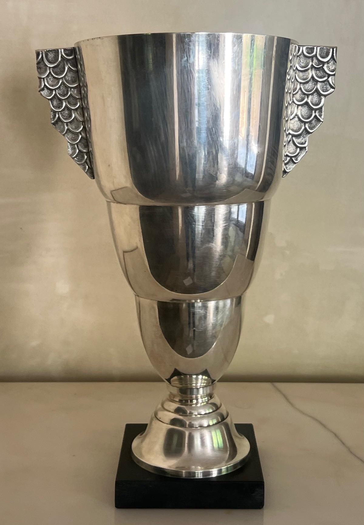 Vaso per trofei in marmo e placcato d'argento Art Deco francese, 1930 ca. In condizioni buone in vendita a Ross, CA