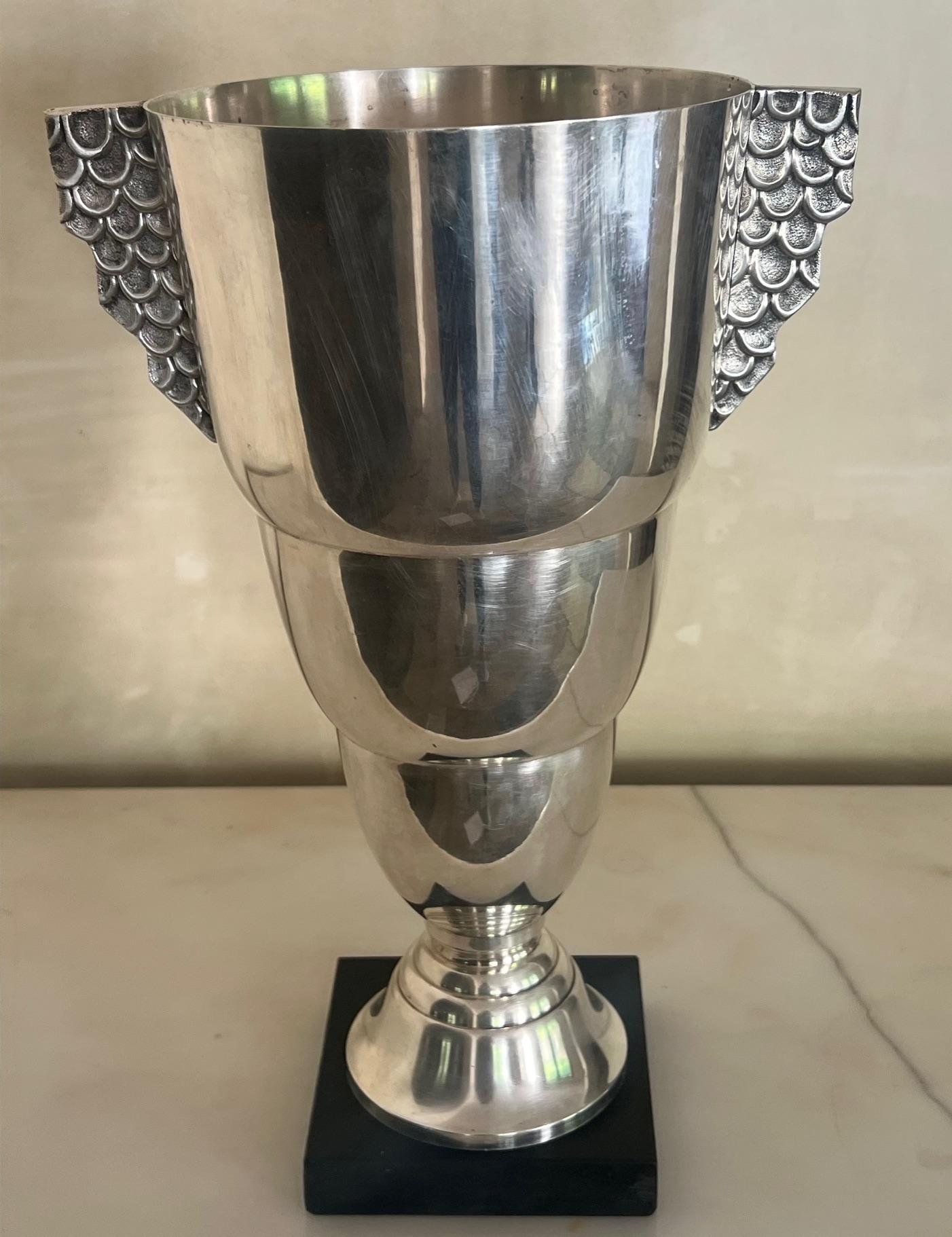 Metà XX secolo Vaso per trofei in marmo e placcato d'argento Art Deco francese, 1930 ca. in vendita