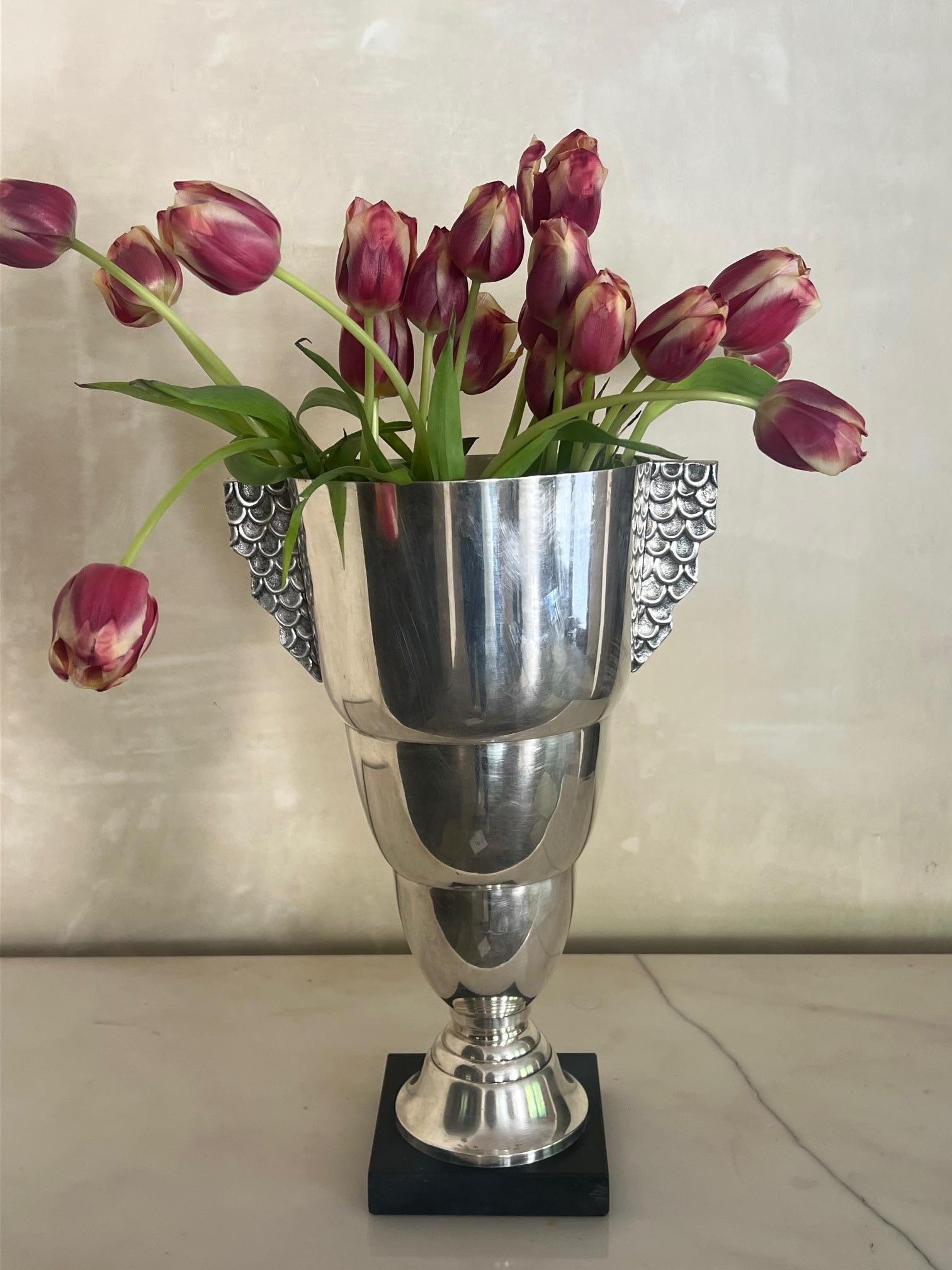 Placcato argento Vaso per trofei in marmo e placcato d'argento Art Deco francese, 1930 ca. in vendita